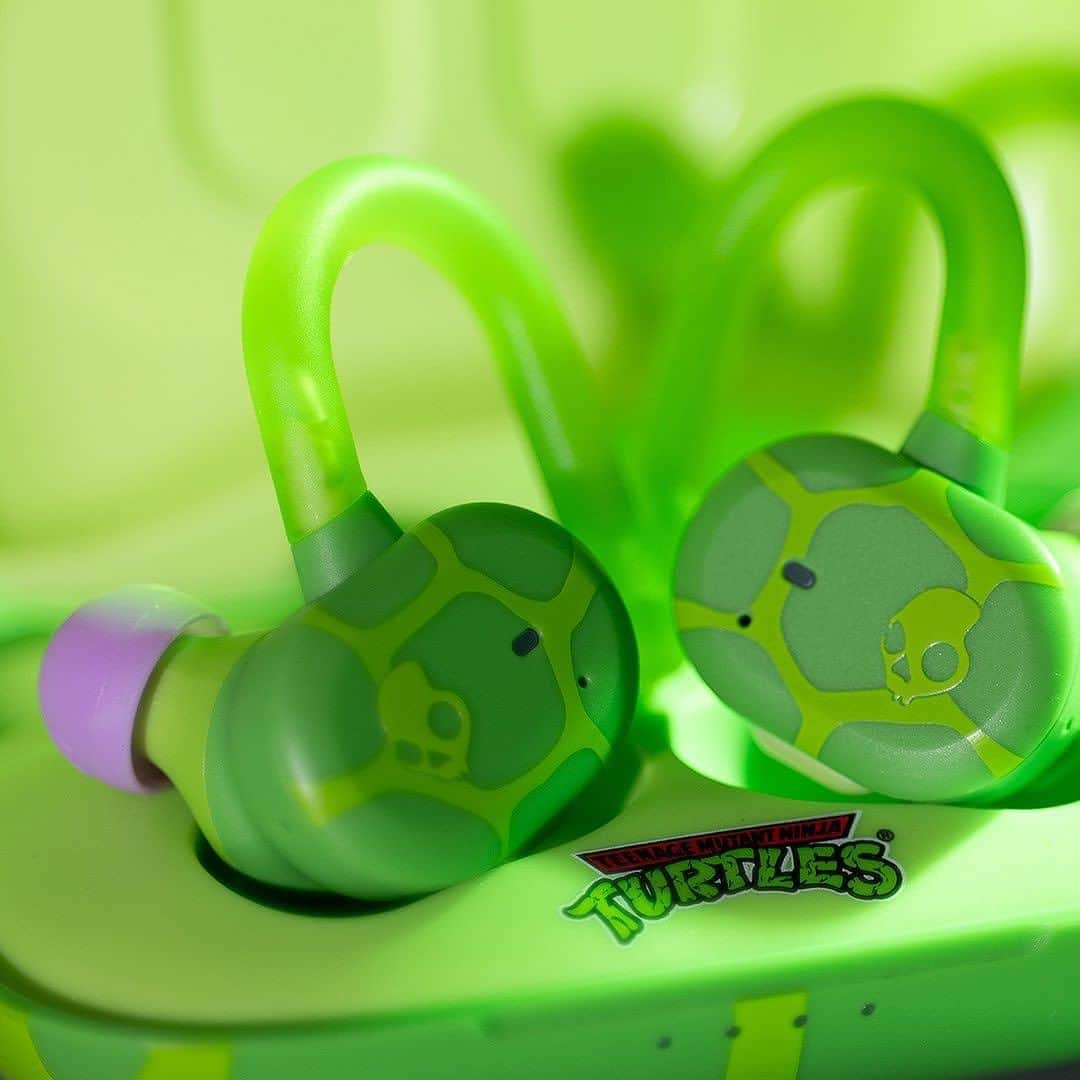 Skullcandy Japanのインスタグラム：「コラボ 限定「TURTLES Push Active」🐢🍕 暗闇で光るクリアなデザイン採用🧪 Skull-iQテクノロジー搭載 ハンズフリーボイスコントロール、44時間バッテリー、防水、耐汗を備えたパワフルイヤホン🙌」
