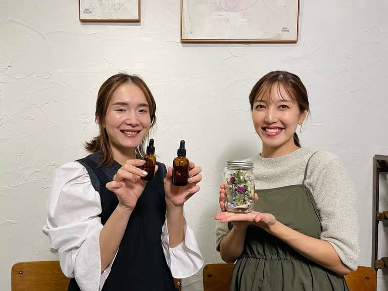 フジテレビアナウンサーのインスタグラム：「ドライフラワーで、アロマポプリを🏵️   廃棄予定だったお花＆ビンを使って、 お部屋に置いて癒されるアロマポプリというものを作ってみました☺️💐   自分の好きな色・お花・香りで… わざわざ買わなくても、「お塩」を使ってこんな癒しのグッズが作れるとは！✨   #サステナWAVE #ロスフラワー #フジテレビアナウンサー #小澤陽子」