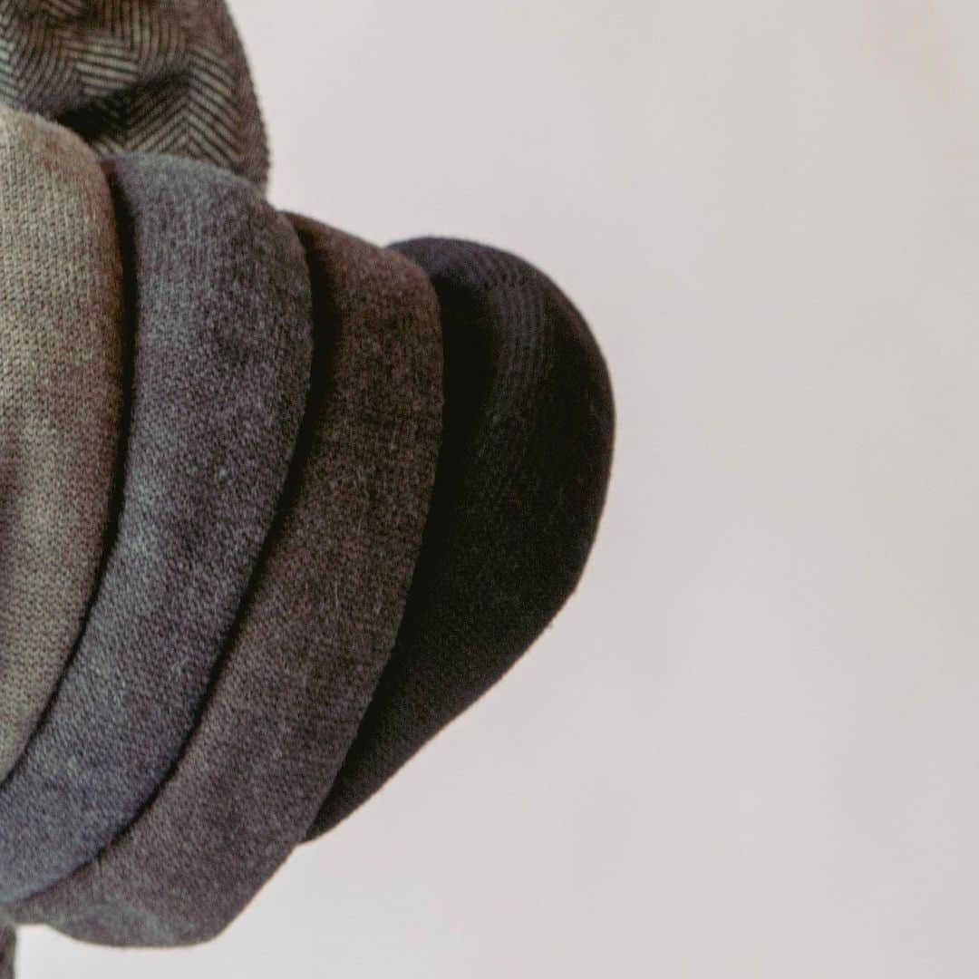 【公式】帽子専門店イチヨンプラス のインスタグラム：「. 色で愉しむ冬⛄️ 柔らかく、高級感のある「イタリア糸」を使用したベレー帽です。 種類豊富なカラー展開から、自分の好きなカラーをチョイスして、冬のコーディネートを楽しんで♪  ▼商品名 #イタリア糸ニットベレー ▼商品コード #100037   ¥4200(税込) Color: Charcoal.Black.Beige.Beige(2).Brown.Brown(2).Pink/red.Pink/red(2).Pink/red.(3).Yellow.Yellow(2).Blue.Blue(3).Blue(4).Green.Green(2).Orange.Purple Size:Free   ._______________________________________⠀⠀⠀   商品や色々なシーンに合わせた帽子コーデ、帽子にまつわるHOW TOをお届けしています♪ 最新情報はアカウントをCheck！ 👉@14plusjp . .________________________________________⠀⠀⠀ #イチヨンプラス #帽子 #帽子コーデ #ベレー帽#ベレー#ベレーコーデ#ギフト#クリスマスギフト#プレゼント#冬コーデ」