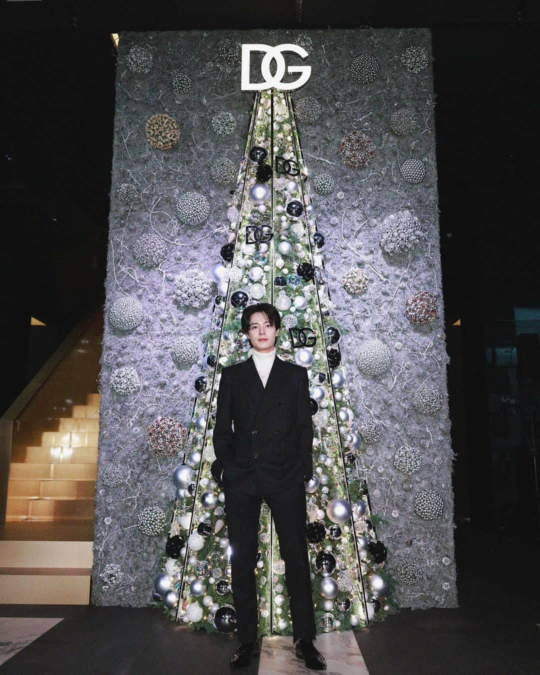 塩野瑛久さんのインスタグラム写真 - (塩野瑛久Instagram)「. 豪華なクリスマスツリーを背に 【Dolce&Gabbana HOLIDAY EVENT 2023】に出席してまいりました。 シンプルだけどエレガント あえて白のハイネックを合わせるのがホリデーっぽくて気に入ってる。   @dolcegabbana #DolceGabbana #DGHolidays #ドルチェガッバーナ #DGホリデー ＃PR」11月27日 19時49分 - akihisa_shiono_official