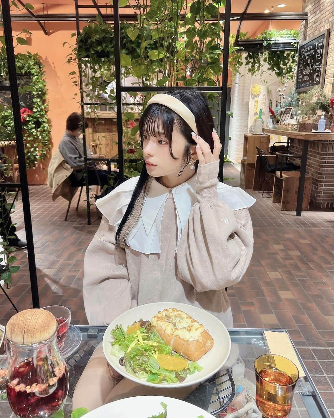 葉山かえでのインスタグラム：「. . ママとランチしたときの🍽️♡  ずっと行ってみたかった青山フラワーマーケットのカフェ！ 店内お花いっぱいで可愛かった☺︎ . .  #吉祥寺カフェ #吉祥寺グルメ #吉祥寺ランチ #吉祥寺散歩 #吉祥寺さんぽ  #セルフアレンジ #japanesegirl #japaneseidol  #デートコーデ  #今日のコーデ  #いいね返し  #ootd #ootdfashion #outfit #instafashion #likesforlike  #fashionstyle #likeforlikes  #暗髪カラー #透明感カラー  #오오티디 #코디스타그램 #좋아요반사  #アイドル前髪 #aoyamaflowermarketcafe #aoyamaflowermarketティーハウス #カチューシャコーデ #カチューシャアレンジ #淡色コーデ #ベージュコーデ」