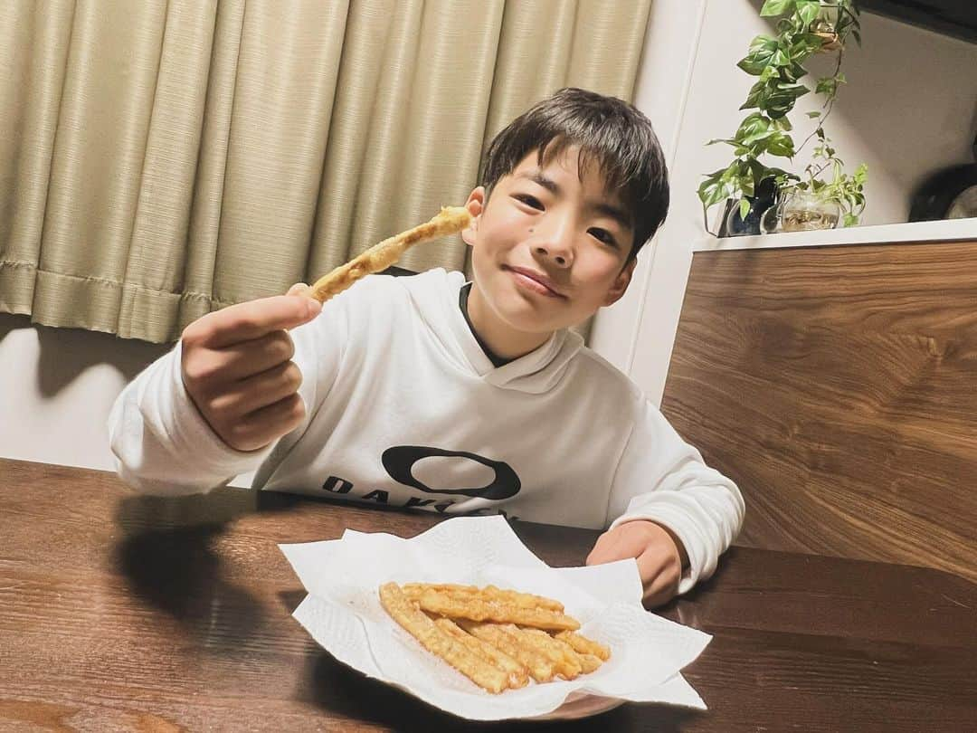 コーキTVのインスタグラム：「ごぼうの唐揚げ大好き😆✨  #ごぼう #唐揚げ」