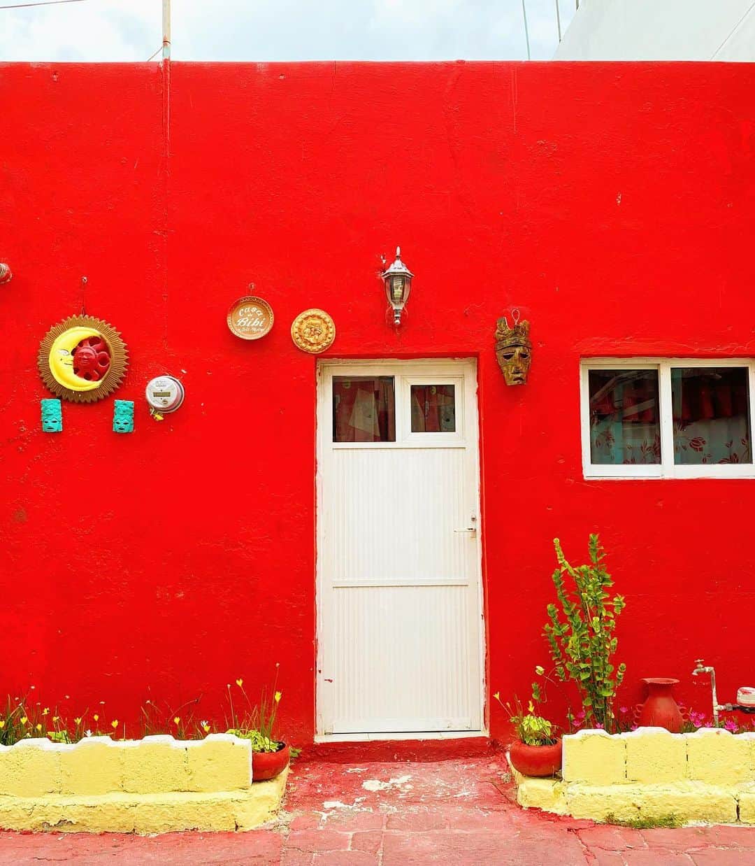 はるみんさんのインスタグラム写真 - (はるみんInstagram)「.·˖*✩ ⁡ メキシコの離島 イスラムへーレス🏝️🇲🇽 ⁡ 島民の人達のお家は どれもとってもカラフルで 毎年クリスマスが近くなると 違う色に塗り替えるんだそう🏠🎨 ⁡ 次は何色にするか そろそろ考え始めてるのカナ🥰🎄🎅 ⁡ 毎年自分のお家を色んな色で 楽しむところも陽気なメキシコ らしいなぁ💕🇲🇽 ⁡ ⁡ 📍Isla Mujeres（Mexico） ⁡」11月27日 19時40分 - harumin30
