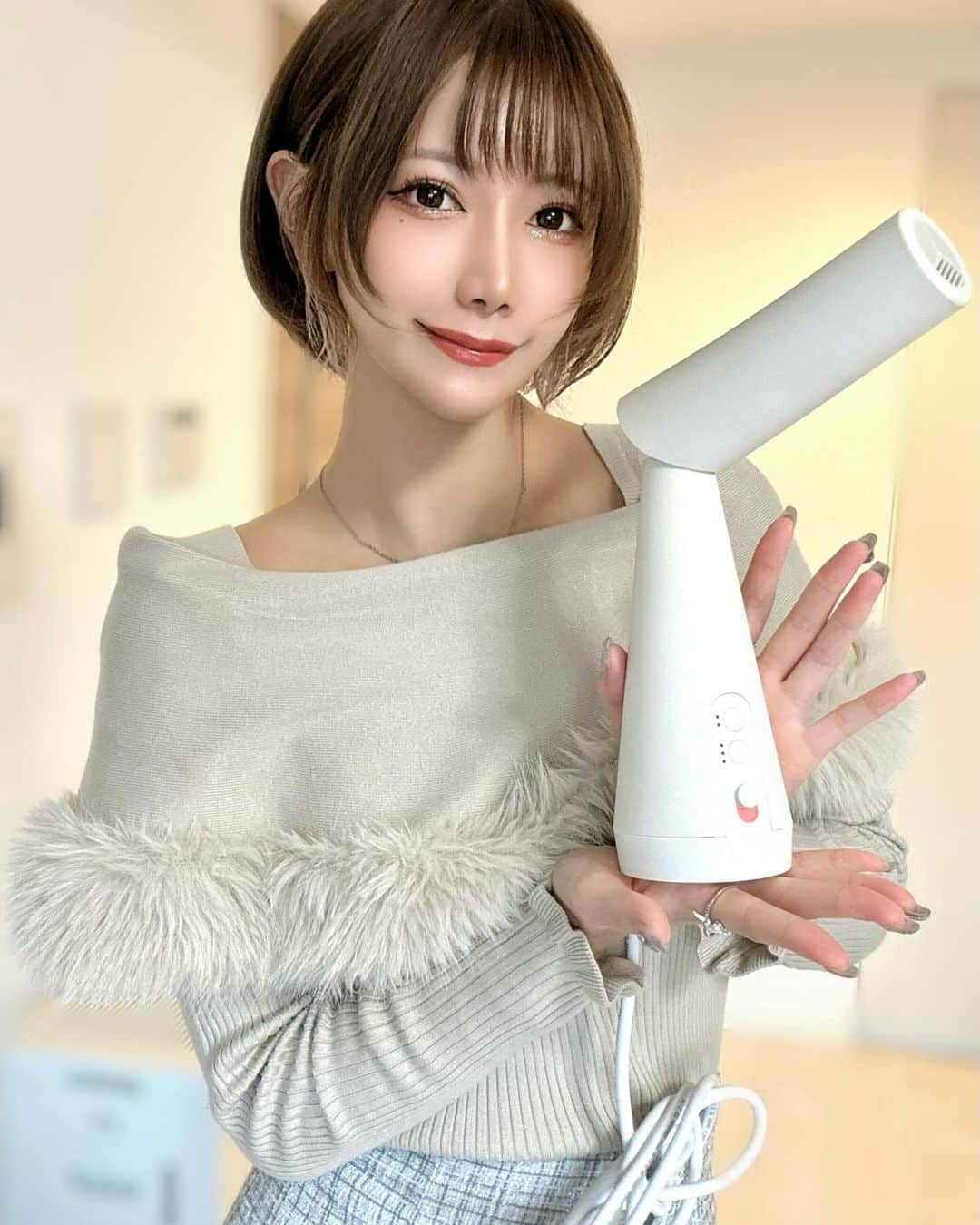 相良ましろのインスタグラム：「. 手を使わない新体験のヘアドライヤー🌿‬ . . ドライヤーしてる時間って、正直勿体ないというか面倒くさいよね😂 時間もかかるし、、、 . でもこのドライヤー、テーブルなどに置いて使えるから、ながら使用ができる😳天才✨️ 私携帯いじりながら使ってる笑 もちろん手に持っても使えます。 . 風速は1番強力だとかなりハイパワーですぐに乾いたよ✌️ . 素敵なドライヤーに出会えた🌿‬ . . . #ドライヤー #morilab_jp #morilab_jpPR #美容 #髪ケア #美容好き」