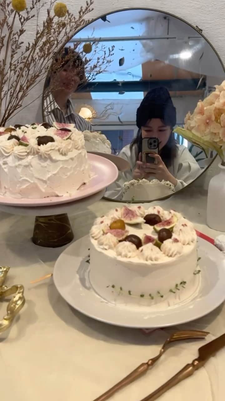 謝琦琦（Kiki）のインスタグラム：「可能舒芙蕾做出心得來 做蛋糕好像也蠻類似的 抹鮮奶油這部分就需要老師支援了 隔壁同學決定往醜蛋糕這條路自由發展  拒絕支援😂  @lazyuustudio 屬於自助DIY的烘培工作室 可以製作的品項很多種 使用過的器具需自行清洗乾淨 2.5-3小時就可以完成一個蛋糕  不過不是每個步驟老師都有辦法整救喔 尤其蛋糕寫字的話⋯下手之前還是要三思」