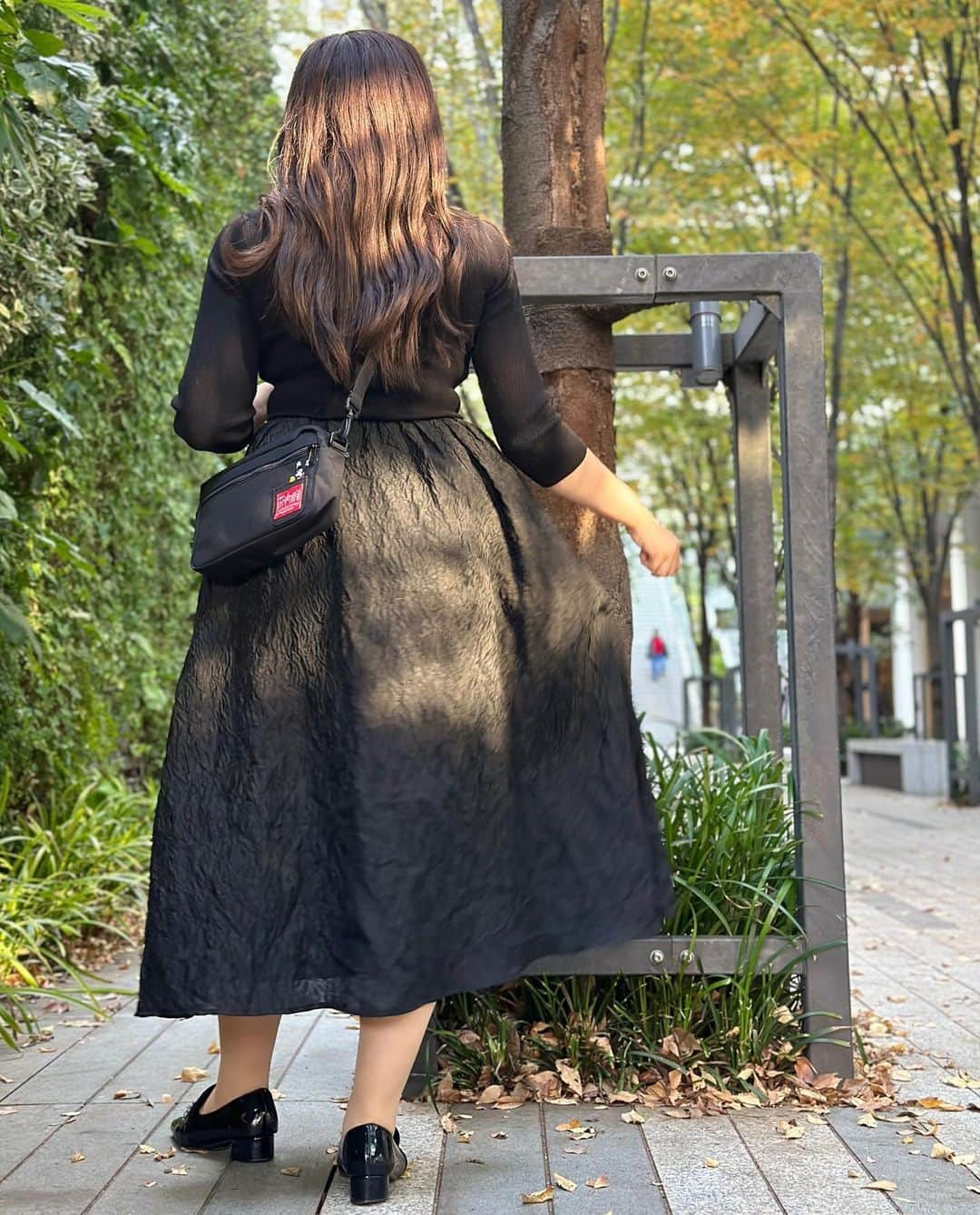 ルナさんのインスタグラム写真 - (ルナInstagram)「Black Coordinate.  ✔︎onepiece @apuweiser_official  ✔︎shoes @bridget_birkin  ✔︎bag @mp_japan   Manhattan Portageが40周年🎊 ミッキーマウスをフィーチャーした 記念コレクションのショルダーバッグが発売されてるよ🖤 大きさや形もめちゃくちゃ種類があって かなり迷っちゃう！ 全部に可愛いポーチもついてくるの😍  カジュアルにも使えてかなりお気に入り☺️  ┈┈┈┈┈┈┈┈┈♡ #manhattanportage #マンハッタンポーテージ #マンハッタンポーテージといっしょ #メッセンジャーバッグ #ミッキーマウス #mickeyomouse」11月27日 19時42分 - runakumaa