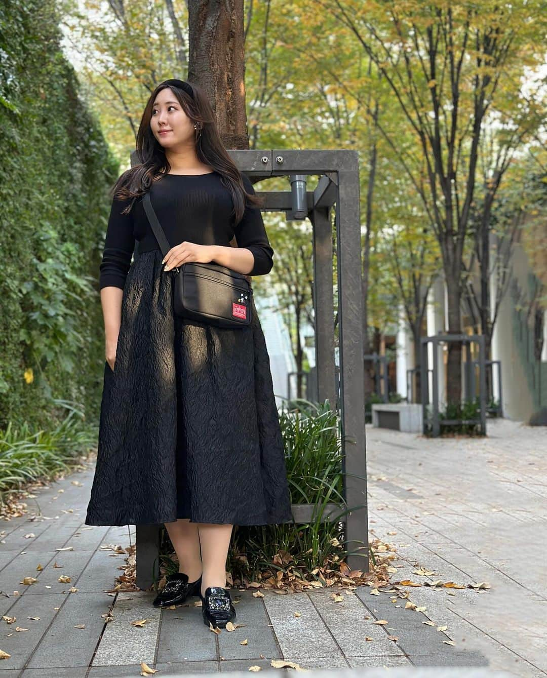 ルナのインスタグラム：「Black Coordinate.  ✔︎onepiece @apuweiser_official  ✔︎shoes @bridget_birkin  ✔︎bag @mp_japan   Manhattan Portageが40周年🎊 ミッキーマウスをフィーチャーした 記念コレクションのショルダーバッグが発売されてるよ🖤 大きさや形もめちゃくちゃ種類があって かなり迷っちゃう！ 全部に可愛いポーチもついてくるの😍  カジュアルにも使えてかなりお気に入り☺️  ┈┈┈┈┈┈┈┈┈♡ #manhattanportage #マンハッタンポーテージ #マンハッタンポーテージといっしょ #メッセンジャーバッグ #ミッキーマウス #mickeyomouse」