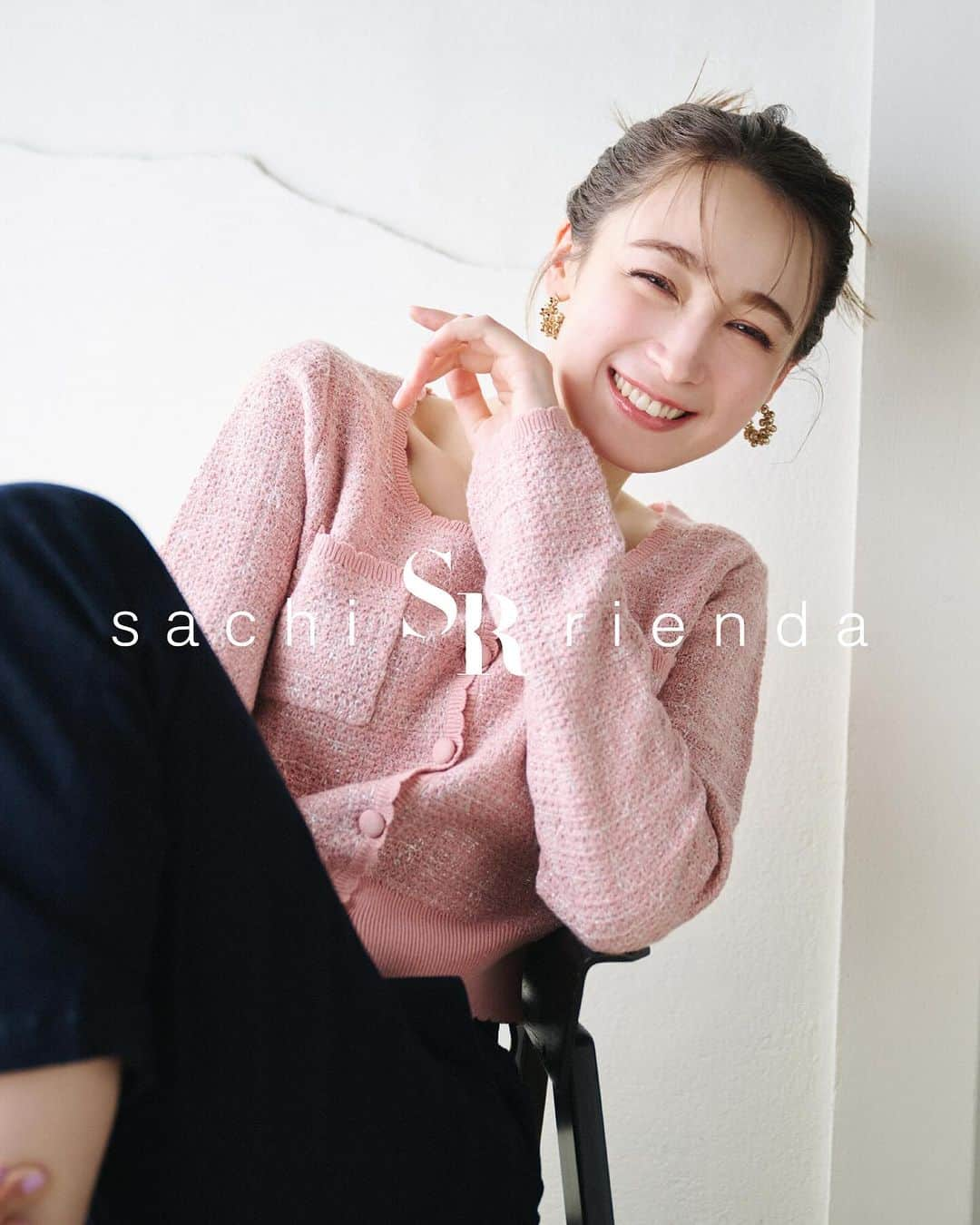 リエンダのインスタグラム：「Sachi × rienda Special Collaboration...♡  ㅤㅤㅤㅤㅤㅤㅤㅤㅤㅤㅤㅤㅤ NOW ON SALE ✔︎  - - - - - - - - - - - - - - - - - - - - -  モデルとして活躍する藤井サチさんの センス溢れるイメージからデザインを揉み、 何度も修正を重ね出来上がった コラボレーションアイテム第二弾🕊 ㅤㅤㅤㅤㅤㅤㅤㅤㅤ 藤井サチさんらしい 柔らかなパステルカラーを貴重とした カラーバリエーションで登場🤍  モデルならではの美的センスと、 美しいシルエット、着心地、色味、 全てに拘りの詰まったコレクションとなっております！  - - - - - - - - - - - - - - - - - - - - -  ☑︎ツイードKnit CD TOP BLK/GRN/PNK/BLU ¥9,240(tax in)  ☑︎ ベロアPKTテーパードDENIM PT D-BLU ¥16,500(tax in)  - - - - - - - - - - - - - - - - - - - - -  【商品取扱店舗】  < SHELʼTTER WEBSTORE >  < 店舗 > ルミネエスト新宿店・渋谷109店・横浜店 ルミネ立川店・ルクア大阪店・ラゾーナ川崎店 ららぽーと船橋店・名古屋パルコ店 梅田店・ソラリアプラザ店・札幌店  - - - - - - - - - - - - - - - - - - - - -  【Special Novelty】  コラボアイテムを含む 税込¥20,000以上ご購入のお客様に 先着順で"SRストール"をプレゼント🎁  お好きなカラーをお選び頂けます♡  ※無くなり次第終了となります。  - - - - - - - - - - - - - - - - - - - - - #rienda #藤井サチ #sachi_rienda #デニムコーデ #きれいめカジュアル  #デートコーデ #お出かけコーデ #女子会コーデ #花柄ブラウス #ブラウスコーデ #きれいめコーデ」