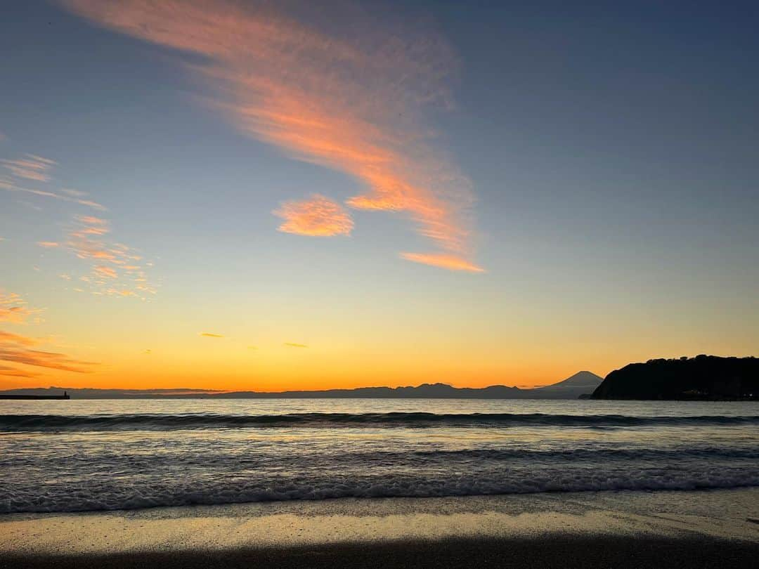 EMILY/BLUEさんのインスタグラム写真 - (EMILY/BLUEInstagram)「お家からではなく 夕方ビーチまでお散歩に行った日🏖️  はぁーー美しかった🥹♡  #海のある生活 #海のある暮らし #インテリア #男の子ママ #女の子ママ #ミッドセンチュリー #ヴィンテージマンション #海の見える家 #夕日 #富士山」11月27日 19時46分 - emilybluejewelry0220