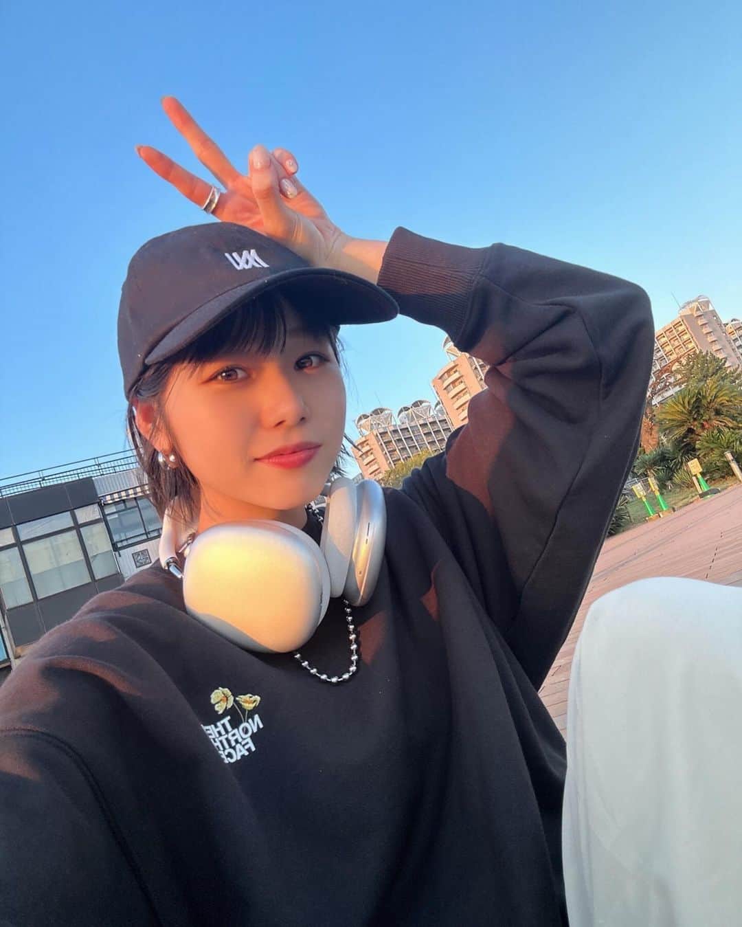 ゆーりのインスタグラム：「🖤🎧  みんなは普段どんな音楽聴いてる！？ 普段歌ってみたでボカロ沢山歌ってるからボカロのイメージが強いって言われるんだけど、実は邦ロックもめちゃ聴きます😎🎸 意外！？😂😂  今ならAmazon Music Unlimitedが期間最初の３カ月無料で聴き放題!!  良かったらみんなのおすすめの曲もコメントで教えてくださいー！！！！😳  #AmazonMusicPartner　 #ad」