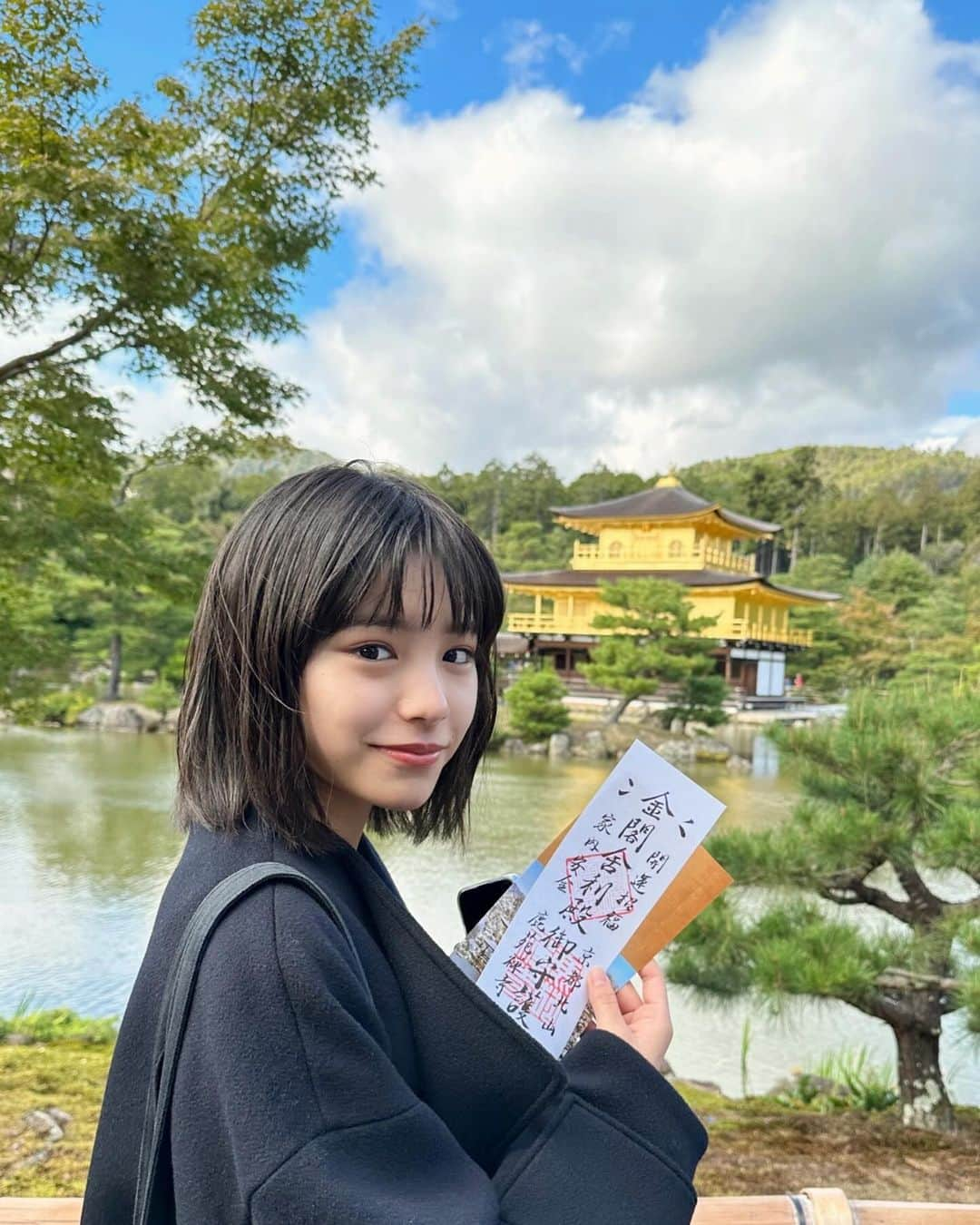 當真あみさんのインスタグラム写真 - (當真あみInstagram)「少し前に、京都に行ってきました〜！ 初金閣寺！実物を見ても実感がわかないくらい綺麗でずっと絵を見ているようでした！今度は紅葉シーズンに行きたいです🍁」11月27日 19時57分 - ami_touma_