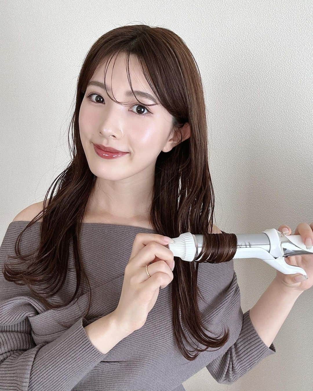 濱田あおいさんのインスタグラム写真 - (濱田あおいInstagram)「. . 気づいたらヘア💇🏻‍♀️アイテムReFa率高め💖  髪を巻く前にリファロックオイルを仕込んで カールアイロンで全体を巻いて リファフィンガーアイロン STで前髪や顔まわりを 仕上げるのが毎日のルーティン✨  特に長く愛用している リファのカールアイロンは 軽いので扱いやすく約1分で180度まで 温まるので忙しい朝にもぴったり🌼  あと先日のイベントでお試しした リファハートブラシで髪をブラッシングしてみたら ツヤがすごすぎて感動した🫧 （動画で見せてるツヤ感伝わるかな？）  そしてクリスマスや年末も近づいている ということで🤍 この機会に、大切な人や1年がんばった自分への ご褒美にReFaのアイテムを贈りませんか？🎁✨ 明日を笑顔で、明後日を笑顔で、来年を 笑顔で過ごすために🌼  #PR #ReFa #リファ #ギフトにはReFa #ギフト #プレゼント #クリスマスプレゼント #カールアイロン #コテ」11月27日 19時50分 - aoihamada