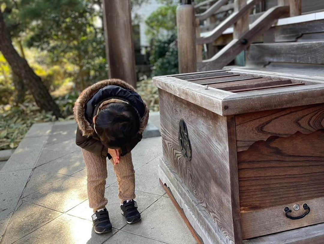 高橋茉奈さんのインスタグラム写真 - (高橋茉奈Instagram)「＊ 毎年恒例の、鎌倉のGENさんのところへ👌🎨 今回でGENさんところ行き始めて4回目になるけど、 今までたくさんの人を描いてるのに毎回すぐ気付いてくれて 楽しくお話しながら過ごせて本当に楽しいんだわ〜☺️☺️💓 しかも特徴捉えてて似すぎ！！！！本当にすごいー！！！！！ ききの成長も感じるし、今年からはーちゃんが仲間入り👨‍👩‍👦‍👦 写真の2枚目は、2年前の自分見つけたききちゃん🤣🤣 たくさん食べ歩きもして楽しかった😎✌️💕 今年もありがとうございました！また来年〜！ 体調に気を付けて良いお年をお迎えくださいね☺️ みんなも鎌倉行くことがあったらGENさんのところへぜひ😘 ＊ そして8,9枚目は、安産祈願に行ってたおんめさまへ！ はーちゃん元気に産まれました！とお礼参りに行きました💓 ききの時もここへ安産祈願して、無事に産まれたので 本当に感謝しかありません！妊娠中ずっとお世話になっていた 腹帯をお納めして、お返しの御守りをいただきました😊 出産レポに書いたけど、はーちゃんは産まれる直前、 ちょっと危なかったので、無事に産まれてここまで育ったのは おんめさまのおかげです😭😭ききもぺこぺこしてた🤣👌 また数年後に3人目ができたらまたお願いしに行きます！ #赤ちゃん#赤ちゃんのいる生活#赤ちゃんのいる暮らし#べビスタグラム#ママスタグラム#男の子ママ#成長記録#育児#育児記録#親バカ部#8月生まれ#7月生まれ#令和生まれ#令和3年ベビー#令和5年ベビー#2歳#0歳#2歳差#兄弟#きーくんの成長記録#はーちゃんの成長記録#我が子が一番#にがおえスリジェ#鎌倉#小町通り#おんめさま」11月27日 19時51分 - 94.05.28