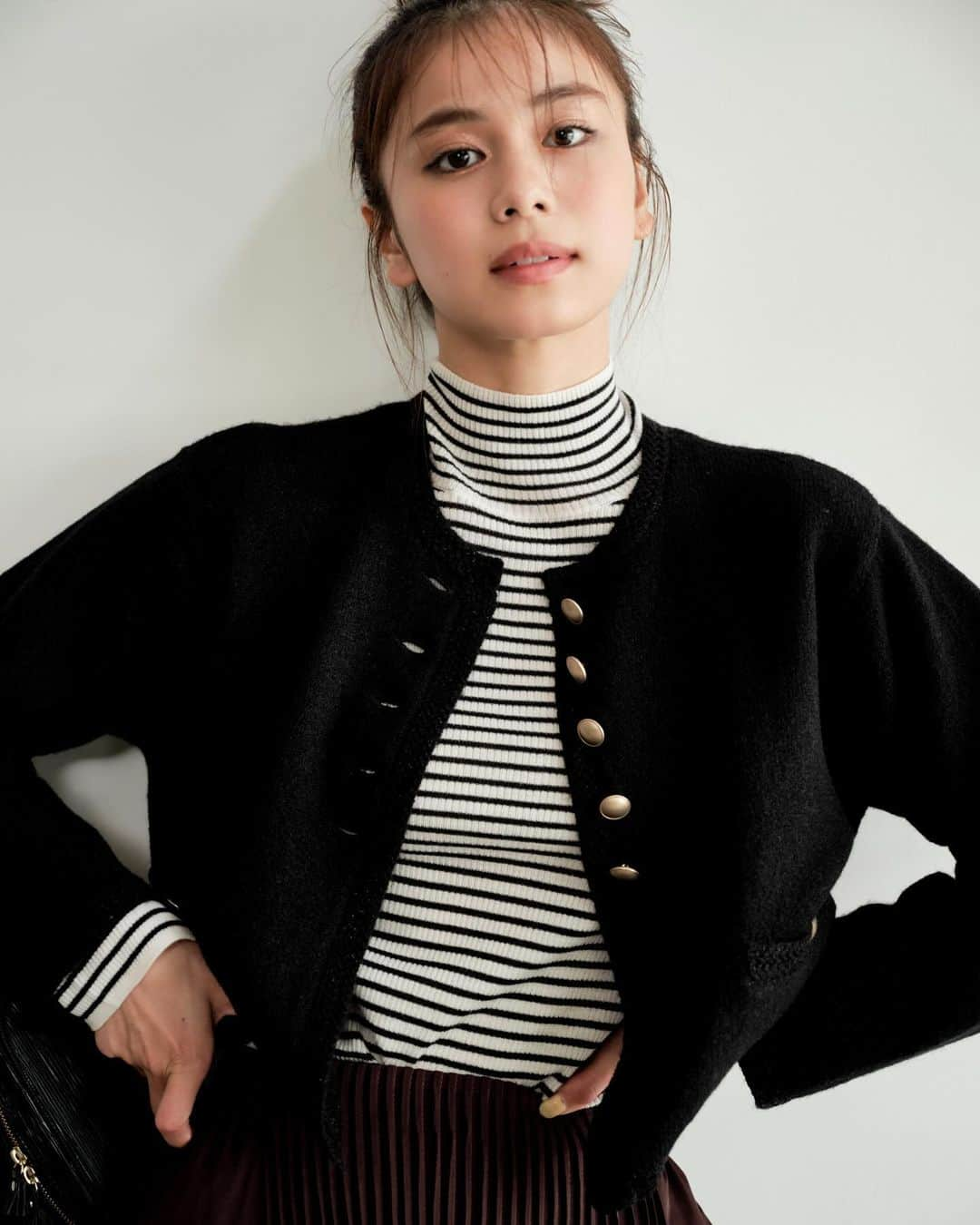 LOUNIE（ルーニィ）さんのインスタグラム写真 - (LOUNIE（ルーニィ）Instagram)「Metal Button Cardigan リッチなゴールドが好アクセントに  今年らしいショート丈とメタルボタンで ジャケット風に着こなせる一着。 ボタンは華美すぎないマットなゴールドだから、 デイリー服にも自然になじみます。  📌X'mas FAIR 11/23(木)～12/14(木)の期間中、税込み33,000円以上お買い上げで "ピンク"色の限定商品が当たる抽選会実施中！ 詳しくはLOUNIEオンラインストアへ！  #LOUNIE#ルーニィ#ホリデー#華やかコーデ #きれいめコーデ#通勤コーデ#クリスマスコーデ#女子会コーデ#ホテルランチ#ホカンス#カーディガンコーデ #羽織り#金ボタン」11月27日 19時52分 - lounie_jp