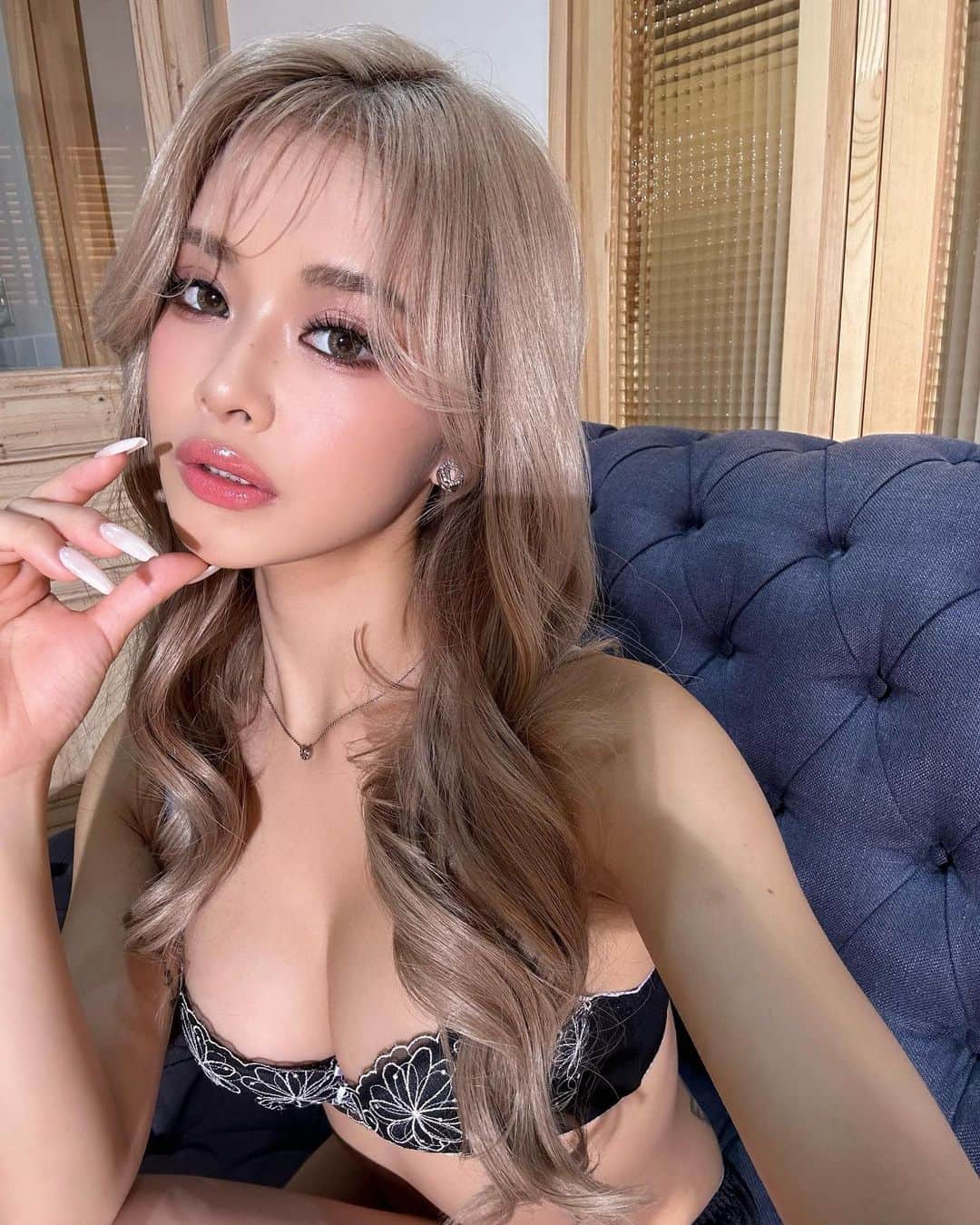 加藤美佳のインスタグラム：「本日はlingerieの撮影🥀 最近は辛かったから 甘め投入🩷🩷🩷 ノーマルカメラで撮って 肌加工だけしてるんだけどメイクでぜんっぜん顔変わるの メイクってすごいなって毎回思わされる🥂 . . #lingerie #lingeriemodel #下着 #drw」