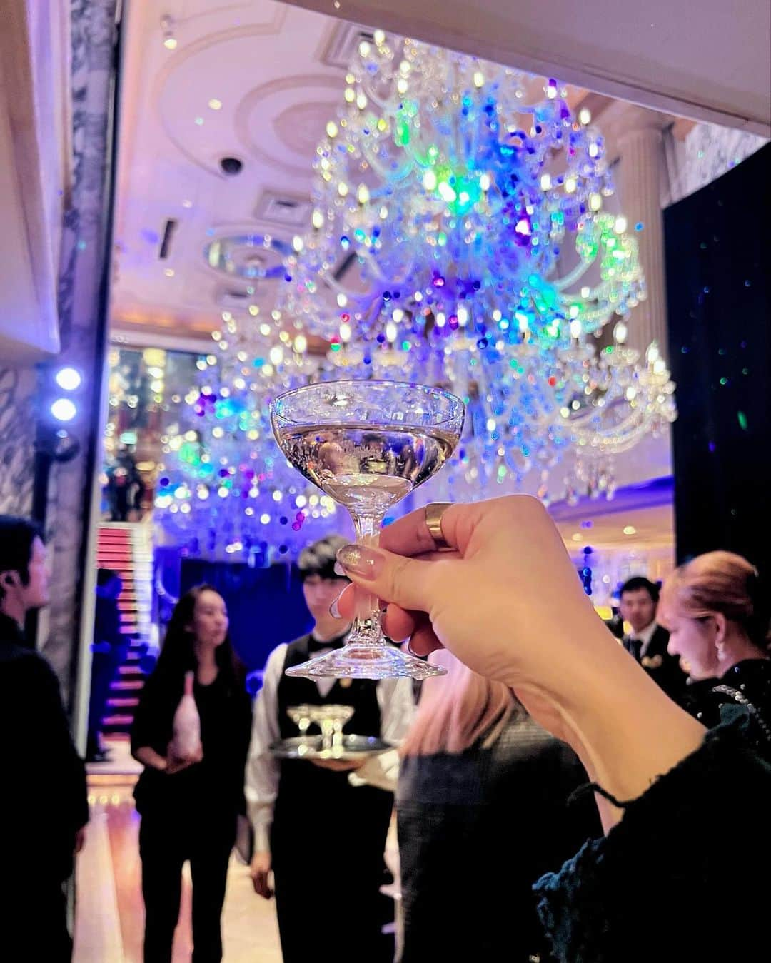 RIKAのインスタグラム：「キラキラクリスマス感じてきた🎄🍸華やかで可愛いパーティー♥️甘くて飲みやすいシャンパンでした🍾  #PR #HOXXOH #agehoxxoh #シャンパン #シャンパーニュ」