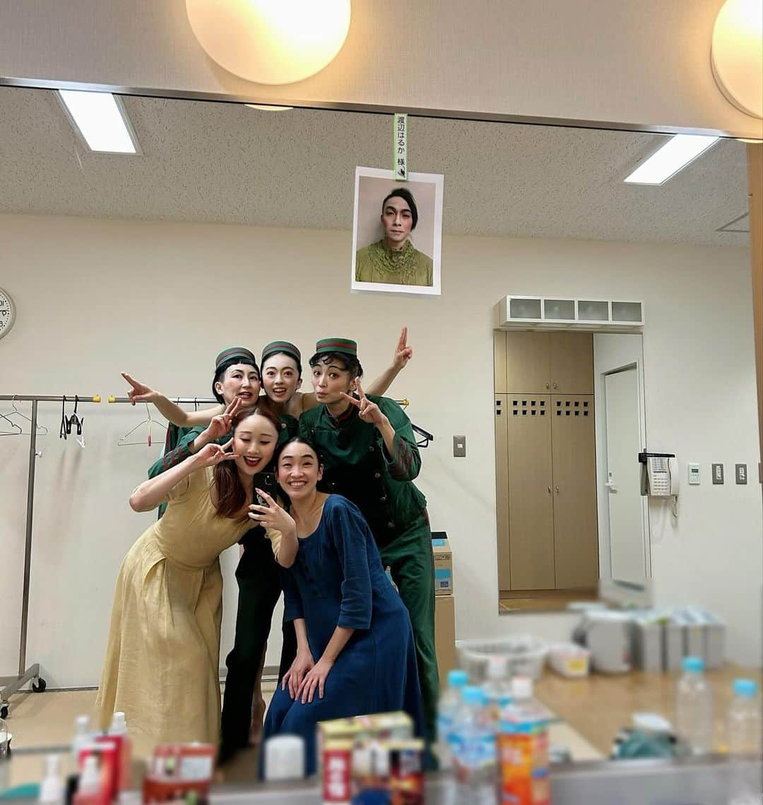 音くり寿さんのインスタグラム写真 - (音くり寿Instagram)「『#舞台ねじまき鳥クロニクル』  東京公演 ありがとうございました。  優しさと思いやりに溢れ 芸術に対して挑戦と遊び心を忘れない 面白くて素晴らしすぎるカンパニーの皆さんと この作品に挑む事ができ幸せです。 皆さんと、そしてイスラエルのインバルとアミールと共に まだまだ作品の中へ深く深く潜っていきたいと思います。  女子楽屋 本当に素敵な皆さん まゆむさん、はるかさん、みなこさん、あゆみさん。 優しい皆さんとの日々は楽しくて、、、、 たくさんの事を学ばせて頂き、助けて頂きました。 感謝です。そして、、、だいすきです。  大阪、愛知公演も精一杯努めます。 どうぞ宜しくお願い致します。  ……………………………………………………………………………  <一演じる・歌う・踊る一 トップクリエイターたちの手で舞台化された 村上春樹の代表作＞  世界的に評価される村上春樹の 傑作長編『ねじまき鳥クロニクル』を、 イスラエルの奇才 インバル・ピントと 気鋭のアミール・クリガーの演出、 演劇界の俊英 藤田貴大の脚本で舞台化し、 音楽を大友良英が手掛けた創造性豊かな意欲作。 2020年の初演時に、公演期間の短縮を余儀なくされた 伝説のステージ。  ◎2023年12月1日（金）～3日（日） 梅田芸術劇場シアター・ドラマシティ  ◎2023年12月16日（土）・17日（日） 刈谷市総合文化センター大ホール  ＜演じる・歌う・踊る＞ 岡田トオル：成河／渡辺大知 笠原メイ：門脇麦 綿谷ノボル：大勇輔／首藤康之（Wキャスト） 加納マルタ／クレタ：音くり寿 赤坂シナモン：松岡広大 岡田クミコ：成田亜佑美 牛河：さとうこうじ 間宮：吹越満 赤坂ナツメグ：銀粉蝶  ＜特に踊る＞ 加賀谷一肇 川合ロン 東海林靖志 鈴木美奈子 藤村港平 皆川まゆむ 陸 渡辺はるか （五十音順）  ＜演奏＞ 大友良英 イトケン 江川良子  #村上春樹 #インバルピント #アミールクリガー #成河 #渡辺大知 #門脇麦 #大貫勇輔 #首藤康之#音くり寿#松岡広大#成田亜佑美 #さとうこうじ #吹越満 #銀粉蝶 #東京芸術劇場プレイハウス  #ホリプロ」11月27日 19時53分 - otokurisu