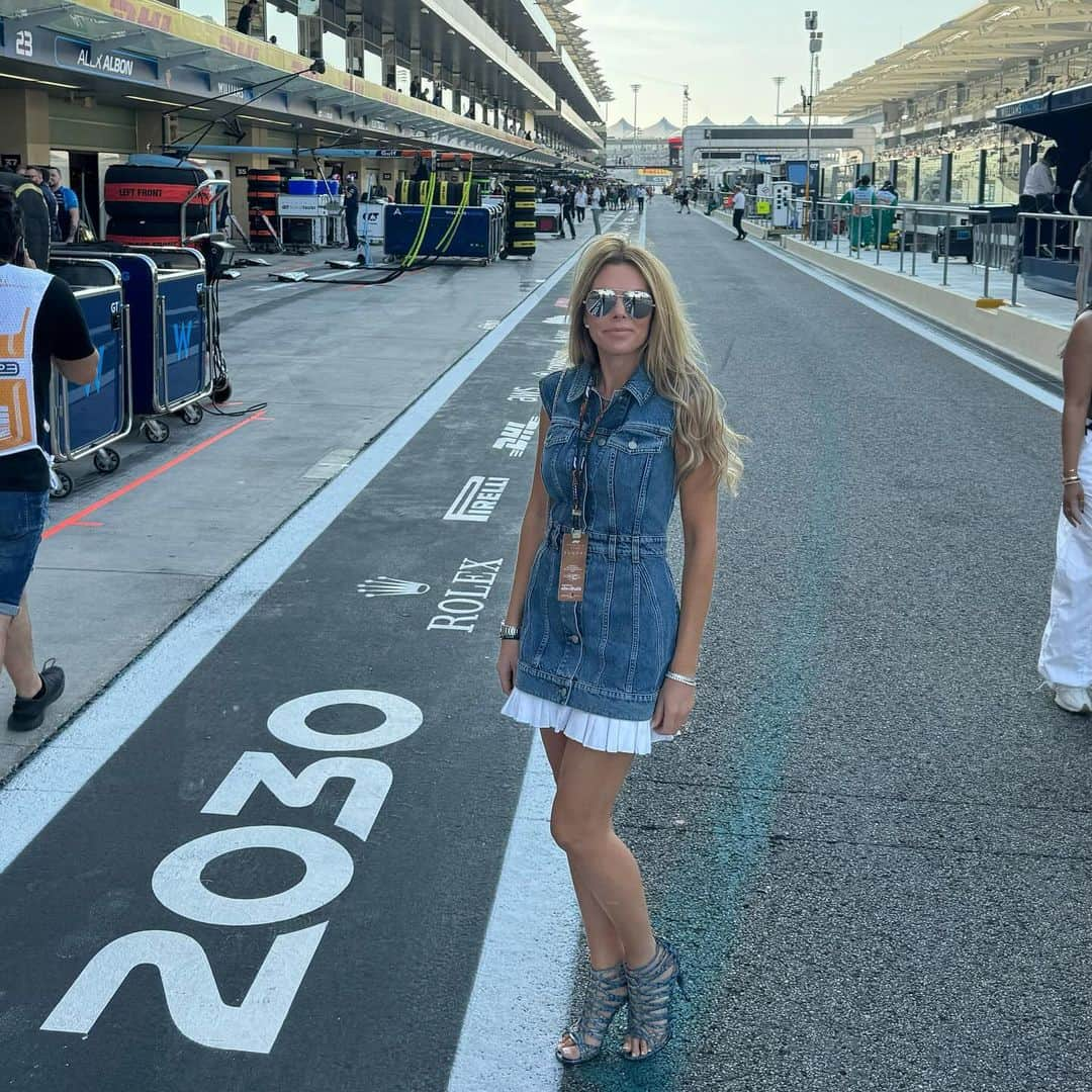 ジョン・テリーさんのインスタグラム写真 - (ジョン・テリーInstagram)「Great weekend away in Abu Dhabi at the @f1 🏎️ ☀️ @toniterry26  Thank you @visitabudhabi for hosting us we had the best time.  Thank you @mclaren @zbrownceo @jumdavis @mr_stephen_atkins 🧡」11月27日 19時55分 - johnterry.26