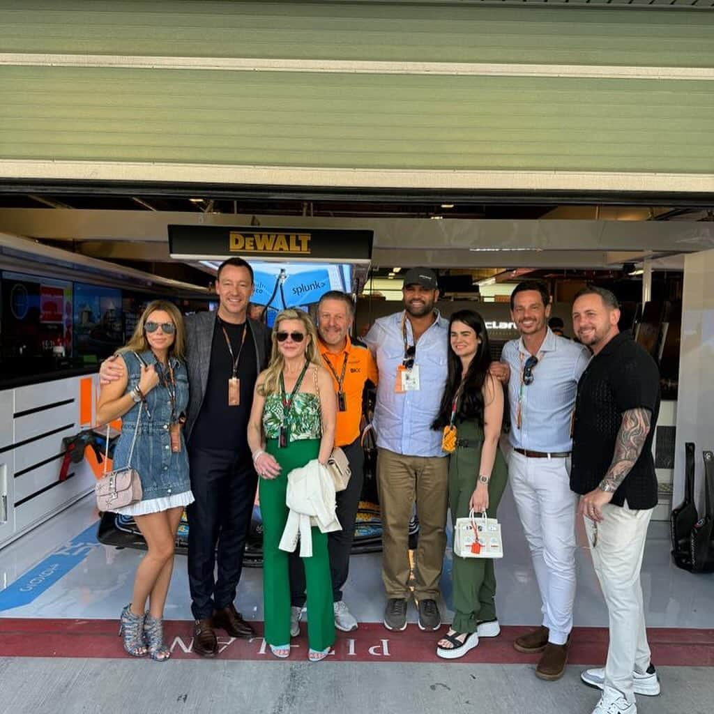 ジョン・テリーさんのインスタグラム写真 - (ジョン・テリーInstagram)「Great weekend away in Abu Dhabi at the @f1 🏎️ ☀️ @toniterry26  Thank you @visitabudhabi for hosting us we had the best time.  Thank you @mclaren @zbrownceo @jumdavis @mr_stephen_atkins 🧡」11月27日 19時55分 - johnterry.26