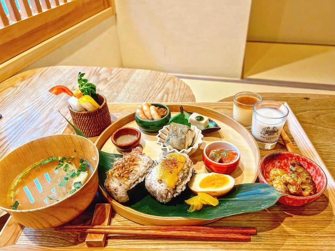 高松いくさんのインスタグラム写真 - (高松いくInstagram)「🥢京ごはん🍚  発酵文化を発信する、 発酵カフェ「Haccomachi」  京都を代表する発酵食品をふんだんにつかったメニュー  このお店との出逢いは、朝早朝の新幹線の中 6:00に配信される『朝時間.jp』LINE情報で たまたま、新幹線の中で 京都案内本も見たり、携帯でも情報収集していたところ  京都に向かう新幹線で🚅この記事が今私に見てくれと 言わんばかりに配信されていたし 何よりもやはり『発酵カフェ』って最高な内容✨  ここにしよう。っと決まった。  見た目も味も店内も満点に💯京都らしさ京都ならではの ブランチを頂いた🙏  この日は極寒で、しかもパンプスだったので(仕事の為) 足先まで冷え切っていたけど 沢山の種類の発酵食と温かいお味噌汁に とてもとても温まった(´°̥̥̥̥̥̥̥̥ω°̥̥̥̥̥̥̥̥｀)  【お品書き】 ( )←発酵食品  【甘酒】 (甘酒) 【発酵鰹のおむすび】 (爆節・しょう油） 【焼き味噌のおむすび】 (西京味噌) 【やわらかタンドリーチキン】 (ヨーグルト) 【お魚の塩麹焼き】 (塩趜) 【バルサミコ酢漬け煮卵】 (バルサミコ酢) 【ごま豆腐抹茶みそのせ】 (西京味噌・みりん) 【べったら漬けのすり流しスープ】 (べったら漬け) 【Haccomachi 特製プリン】みたらしあんの🍡のプリン🍮 (みりん・しょう油)  全部美味しかったけど とくに好きだったのは 【紅鮭の塩麹漬】 (塩麹) 【季節野菜のバーニャカウダ アンチョビソース】 (アンチョビ) 【海老のしょうゆ麹マヨ添え】 (しょう油麹)  京都が体に沁みた〜(*´꒳`*)✨ 是非是非😋❤️  直感で、ここ行って良かった😊  錦市場の小道を少し🤏入ったところ ※予約はした方が良いと思います🙆 お店情報】発酵カフェHaccomachi  @haccomachi   住所：京都市中京区十文字町458-1 TEL： 075-256-8883 定休日：水・木曜日 営業時間：8:00～10:00 、11:00～17:00 朝食 8:00-10:00（L.O.9:15） ランチ 11:00-15:00（L.O.14:15） カフェ 15:00-17:00（L.O.16:15） テイクアウト 11:00-16:30  #京都  #京都グルメ  #グルメ #発酵  #発酵食品  #kyoto #kyotojapan #日本 #japanesefood  #発酵ごはん  #甘酒 #麹 #健康 #味噌 #京都ランチ #旅行 #食べスタグラム  #travelgram」11月27日 19時55分 - iku_takamatsu_trip_sup_yoga