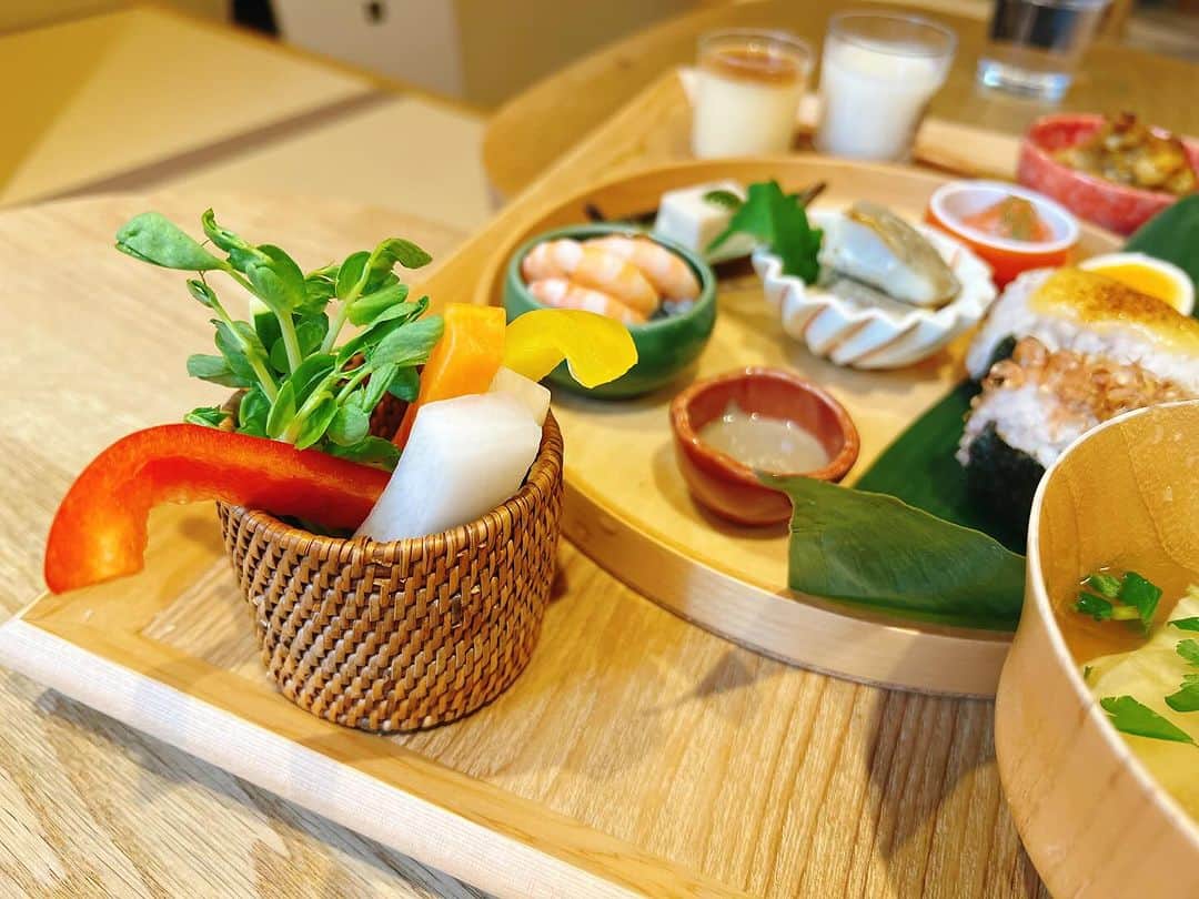 高松いくさんのインスタグラム写真 - (高松いくInstagram)「🥢京ごはん🍚  発酵文化を発信する、 発酵カフェ「Haccomachi」  京都を代表する発酵食品をふんだんにつかったメニュー  このお店との出逢いは、朝早朝の新幹線の中 6:00に配信される『朝時間.jp』LINE情報で たまたま、新幹線の中で 京都案内本も見たり、携帯でも情報収集していたところ  京都に向かう新幹線で🚅この記事が今私に見てくれと 言わんばかりに配信されていたし 何よりもやはり『発酵カフェ』って最高な内容✨  ここにしよう。っと決まった。  見た目も味も店内も満点に💯京都らしさ京都ならではの ブランチを頂いた🙏  この日は極寒で、しかもパンプスだったので(仕事の為) 足先まで冷え切っていたけど 沢山の種類の発酵食と温かいお味噌汁に とてもとても温まった(´°̥̥̥̥̥̥̥̥ω°̥̥̥̥̥̥̥̥｀)  【お品書き】 ( )←発酵食品  【甘酒】 (甘酒) 【発酵鰹のおむすび】 (爆節・しょう油） 【焼き味噌のおむすび】 (西京味噌) 【やわらかタンドリーチキン】 (ヨーグルト) 【お魚の塩麹焼き】 (塩趜) 【バルサミコ酢漬け煮卵】 (バルサミコ酢) 【ごま豆腐抹茶みそのせ】 (西京味噌・みりん) 【べったら漬けのすり流しスープ】 (べったら漬け) 【Haccomachi 特製プリン】みたらしあんの🍡のプリン🍮 (みりん・しょう油)  全部美味しかったけど とくに好きだったのは 【紅鮭の塩麹漬】 (塩麹) 【季節野菜のバーニャカウダ アンチョビソース】 (アンチョビ) 【海老のしょうゆ麹マヨ添え】 (しょう油麹)  京都が体に沁みた〜(*´꒳`*)✨ 是非是非😋❤️  直感で、ここ行って良かった😊  錦市場の小道を少し🤏入ったところ ※予約はした方が良いと思います🙆 お店情報】発酵カフェHaccomachi  @haccomachi   住所：京都市中京区十文字町458-1 TEL： 075-256-8883 定休日：水・木曜日 営業時間：8:00～10:00 、11:00～17:00 朝食 8:00-10:00（L.O.9:15） ランチ 11:00-15:00（L.O.14:15） カフェ 15:00-17:00（L.O.16:15） テイクアウト 11:00-16:30  #京都  #京都グルメ  #グルメ #発酵  #発酵食品  #kyoto #kyotojapan #日本 #japanesefood  #発酵ごはん  #甘酒 #麹 #健康 #味噌 #京都ランチ #旅行 #食べスタグラム  #travelgram」11月27日 19時55分 - iku_takamatsu_trip_sup_yoga