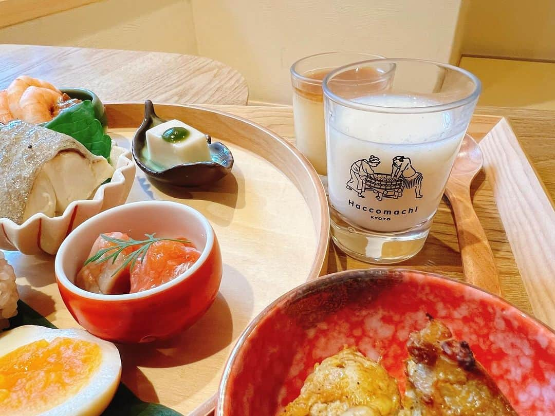 高松いくさんのインスタグラム写真 - (高松いくInstagram)「🥢京ごはん🍚  発酵文化を発信する、 発酵カフェ「Haccomachi」  京都を代表する発酵食品をふんだんにつかったメニュー  このお店との出逢いは、朝早朝の新幹線の中 6:00に配信される『朝時間.jp』LINE情報で たまたま、新幹線の中で 京都案内本も見たり、携帯でも情報収集していたところ  京都に向かう新幹線で🚅この記事が今私に見てくれと 言わんばかりに配信されていたし 何よりもやはり『発酵カフェ』って最高な内容✨  ここにしよう。っと決まった。  見た目も味も店内も満点に💯京都らしさ京都ならではの ブランチを頂いた🙏  この日は極寒で、しかもパンプスだったので(仕事の為) 足先まで冷え切っていたけど 沢山の種類の発酵食と温かいお味噌汁に とてもとても温まった(´°̥̥̥̥̥̥̥̥ω°̥̥̥̥̥̥̥̥｀)  【お品書き】 ( )←発酵食品  【甘酒】 (甘酒) 【発酵鰹のおむすび】 (爆節・しょう油） 【焼き味噌のおむすび】 (西京味噌) 【やわらかタンドリーチキン】 (ヨーグルト) 【お魚の塩麹焼き】 (塩趜) 【バルサミコ酢漬け煮卵】 (バルサミコ酢) 【ごま豆腐抹茶みそのせ】 (西京味噌・みりん) 【べったら漬けのすり流しスープ】 (べったら漬け) 【Haccomachi 特製プリン】みたらしあんの🍡のプリン🍮 (みりん・しょう油)  全部美味しかったけど とくに好きだったのは 【紅鮭の塩麹漬】 (塩麹) 【季節野菜のバーニャカウダ アンチョビソース】 (アンチョビ) 【海老のしょうゆ麹マヨ添え】 (しょう油麹)  京都が体に沁みた〜(*´꒳`*)✨ 是非是非😋❤️  直感で、ここ行って良かった😊  錦市場の小道を少し🤏入ったところ ※予約はした方が良いと思います🙆 お店情報】発酵カフェHaccomachi  @haccomachi   住所：京都市中京区十文字町458-1 TEL： 075-256-8883 定休日：水・木曜日 営業時間：8:00～10:00 、11:00～17:00 朝食 8:00-10:00（L.O.9:15） ランチ 11:00-15:00（L.O.14:15） カフェ 15:00-17:00（L.O.16:15） テイクアウト 11:00-16:30  #京都  #京都グルメ  #グルメ #発酵  #発酵食品  #kyoto #kyotojapan #日本 #japanesefood  #発酵ごはん  #甘酒 #麹 #健康 #味噌 #京都ランチ #旅行 #食べスタグラム  #travelgram」11月27日 19時55分 - iku_takamatsu_trip_sup_yoga