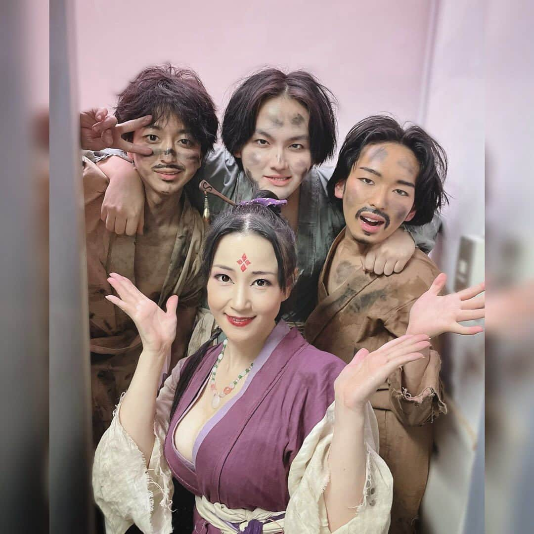 田中香子のインスタグラム：「ヤロウども編。其の弐。  可愛い可愛い山賊達！ 千葉くん、颯馬くん、鐘城くん。 山賊一味を盛り上げてくれて、 ラストは殺陣を繰り広げる 隼人隊として二役を全うしました。 稽古でもたくさん助けていただきました😭 感謝に耐えません✨  颯爽たる宮門警護隼人隊！ 上野さんと兼高くん。 亜倉を斬っちゃうひとたち💢 あの場面は本当にぐっときます。 何度でも観ていたかったです。  そして隼人隊隊長・影虎、 鈴木吉行さん。納得の貫禄！ 陣羽織と長槍、カッコ良かったなぁ。 ていうか隼人隊、みんなカッコ良いのよ。  つづく。  #火男の火 #伊万里の火」