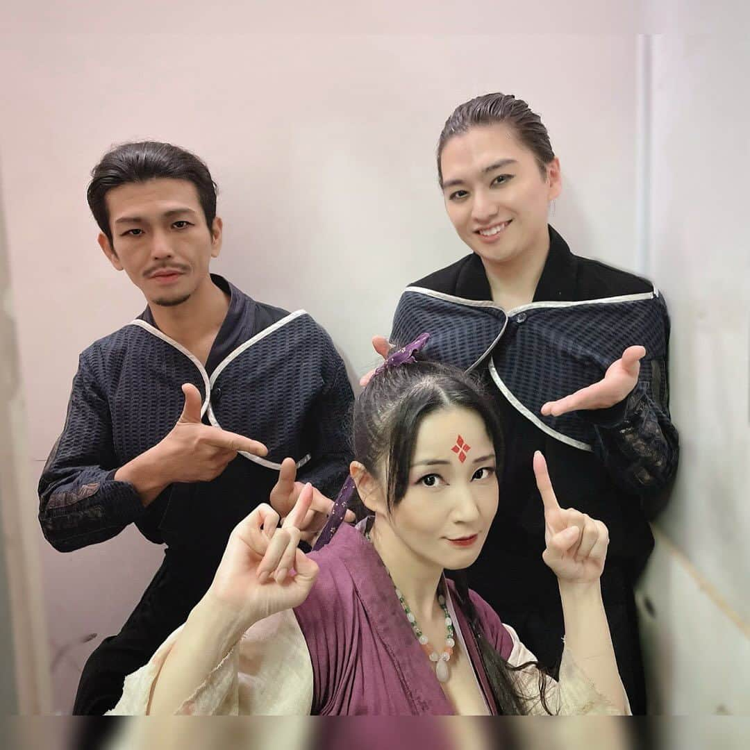 田中香子さんのインスタグラム写真 - (田中香子Instagram)「ヤロウども編。其の弐。  可愛い可愛い山賊達！ 千葉くん、颯馬くん、鐘城くん。 山賊一味を盛り上げてくれて、 ラストは殺陣を繰り広げる 隼人隊として二役を全うしました。 稽古でもたくさん助けていただきました😭 感謝に耐えません✨  颯爽たる宮門警護隼人隊！ 上野さんと兼高くん。 亜倉を斬っちゃうひとたち💢 あの場面は本当にぐっときます。 何度でも観ていたかったです。  そして隼人隊隊長・影虎、 鈴木吉行さん。納得の貫禄！ 陣羽織と長槍、カッコ良かったなぁ。 ていうか隼人隊、みんなカッコ良いのよ。  つづく。  #火男の火 #伊万里の火」11月28日 1時30分 - soo.yt