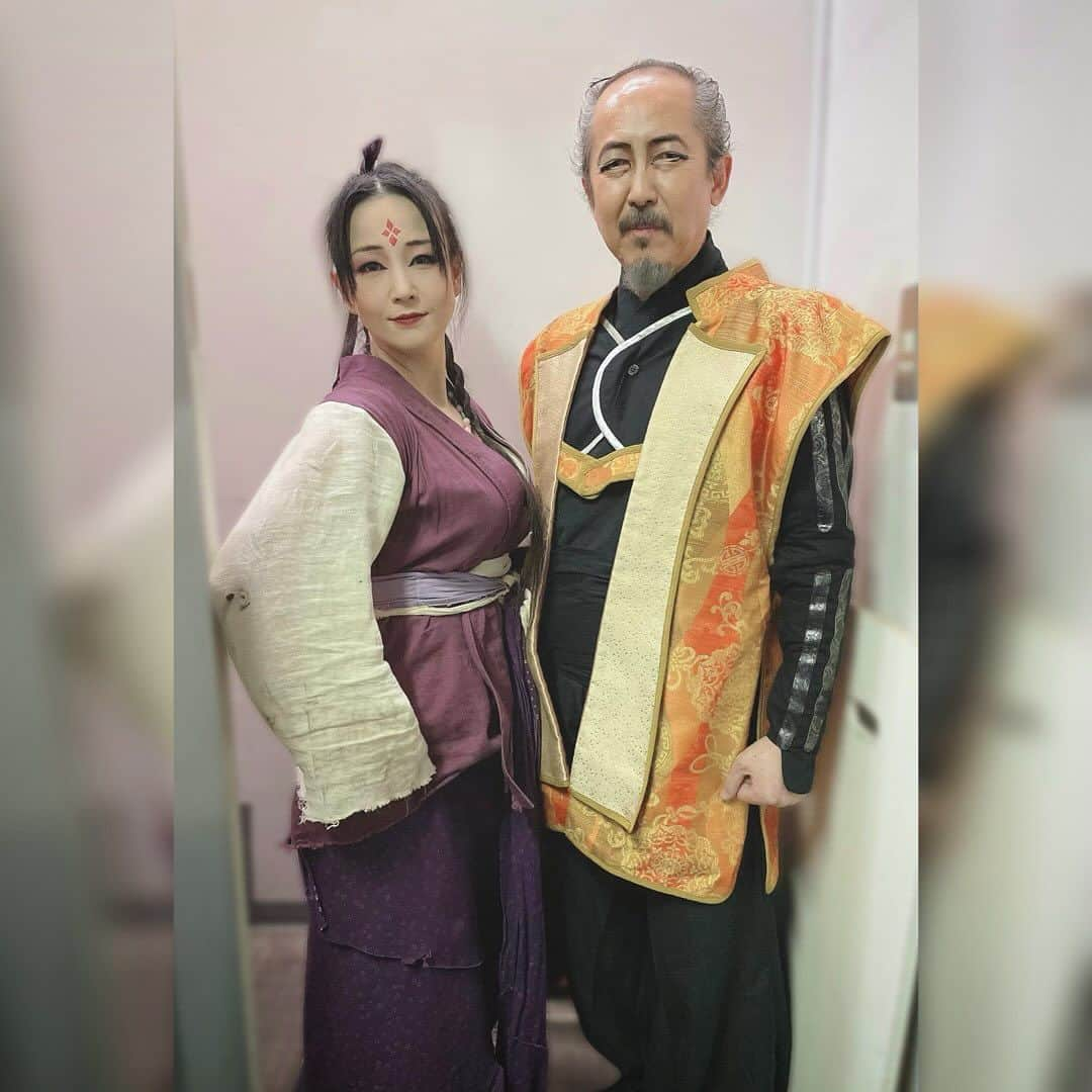 田中香子さんのインスタグラム写真 - (田中香子Instagram)「ヤロウども編。其の弐。  可愛い可愛い山賊達！ 千葉くん、颯馬くん、鐘城くん。 山賊一味を盛り上げてくれて、 ラストは殺陣を繰り広げる 隼人隊として二役を全うしました。 稽古でもたくさん助けていただきました😭 感謝に耐えません✨  颯爽たる宮門警護隼人隊！ 上野さんと兼高くん。 亜倉を斬っちゃうひとたち💢 あの場面は本当にぐっときます。 何度でも観ていたかったです。  そして隼人隊隊長・影虎、 鈴木吉行さん。納得の貫禄！ 陣羽織と長槍、カッコ良かったなぁ。 ていうか隼人隊、みんなカッコ良いのよ。  つづく。  #火男の火 #伊万里の火」11月28日 1時30分 - soo.yt