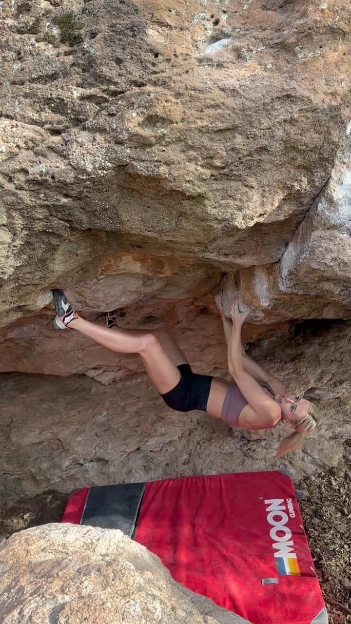 シエラ・ブレア・コイルのインスタグラム：「The Lever, V6 Oak Flat, AZ  Another fun V6 at Oak Flat 🌞   🎥: @queencreekbouldering   @moonclimbing │ @moonclimbingwomen │ @oncruxofficial │ @perfecthydration」