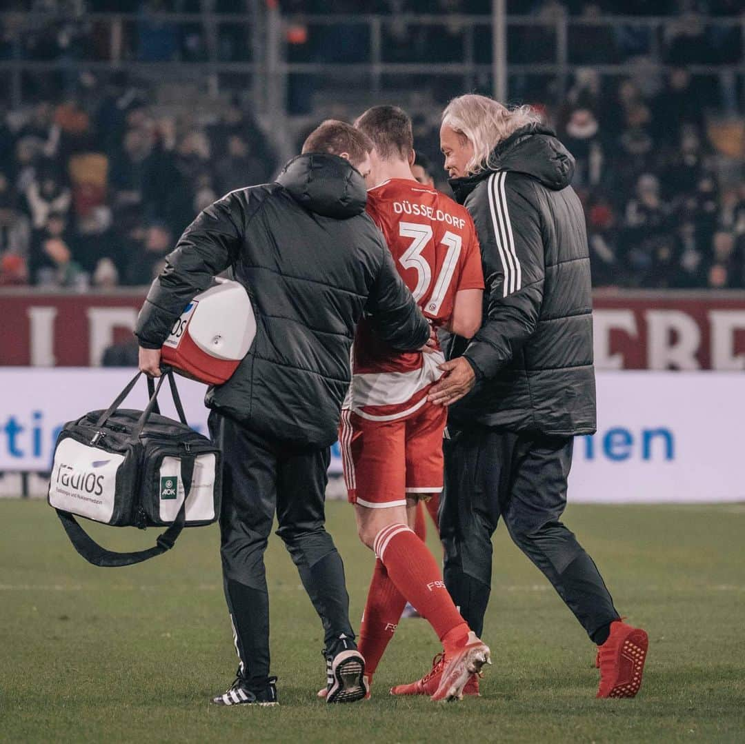 フォルトゥナ・デュッセルドルフのインスタグラム：「Wir müssen vorerst auf @marcel.sobottka verzichten. Der 29-Jährige hat sich bei #F95S04 einen Muskelfaserriss im rechten Oberschenkel zugezogen.  Das ergaben die Untersuchungen von Fortunas Radiologie-Partner RADIOS und Mannschaftsarzt Dr. Ulf Blecker. Sobottka muss demnach bis auf Weiteres mit dem Trainings- und Spielbetrieb aussetzen. Gute Besserung Cello 🙏🏻 • • #f95 #fortuna #F95S04 #getwellsoon #2Bundesliga」