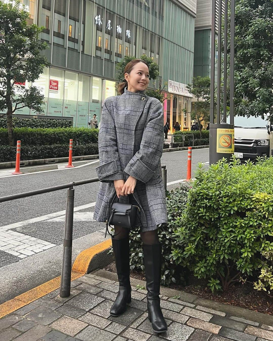 黒田真友香さんのインスタグラム写真 - (黒田真友香Instagram)「お出かけの日🛍️  先日アウトレットで買った @celford_official のアウター めっちゃ可愛い🥺　寒かったけど😱  そしてYouTubeには先ほどアップしましたが 韓国で眉毛アートメイクしてきました🇰🇷  しれっとこの1ヶ月アートメイク後の投稿だったんだけど気づいてた人いましたか？🤣笑  自然すぎて全然分からない気がする👀♡  細め、薄めに入れたので メイクで形や濃さも変えられます🙆  すっぴんでも眉毛ある生活が楽すぎて本当にやってよかった！笑  どこでやったかはYouTubeでお話ししてるのでそちら是非観てね〜🌸」11月27日 20時05分 - kurodamayukaxx