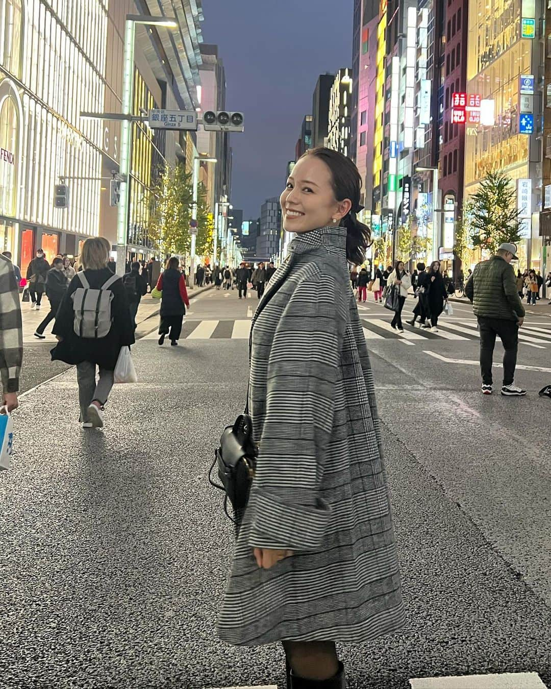 黒田真友香さんのインスタグラム写真 - (黒田真友香Instagram)「お出かけの日🛍️  先日アウトレットで買った @celford_official のアウター めっちゃ可愛い🥺　寒かったけど😱  そしてYouTubeには先ほどアップしましたが 韓国で眉毛アートメイクしてきました🇰🇷  しれっとこの1ヶ月アートメイク後の投稿だったんだけど気づいてた人いましたか？🤣笑  自然すぎて全然分からない気がする👀♡  細め、薄めに入れたので メイクで形や濃さも変えられます🙆  すっぴんでも眉毛ある生活が楽すぎて本当にやってよかった！笑  どこでやったかはYouTubeでお話ししてるのでそちら是非観てね〜🌸」11月27日 20時05分 - kurodamayukaxx