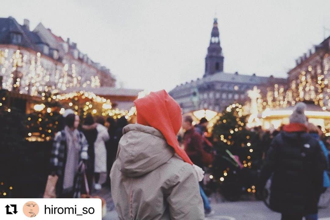 ボーネルンドのインスタグラム：「【ヨーロッパのクリスマスレポート】from デンマーク  デンマークでは、早くもクリスマスマーケットが始まっているようです♪  大きなクリスマスマーケットで、みなさん何を買うのでしょうか🎁  ▼Hiromi♡さんの「デンマークのクリスマスレポート」はこちら https://ec.bornelund.co.jp/shop/pages/campaign_christmas_report_denmark.aspx  #リポスト @hiromi_so  ・・・ ❤️  恒例クリスマスマーケットへ。クリスマスシーズンに食べるスウィーツを。たこ焼きではないよ(3,4枚目)パンケーキをたこ焼き器みたいなので焼いて、ジャムと粉砂糖をふって食べる😋🍎❤️  #lifeindenmark  #documentlife  #denmark #cph」