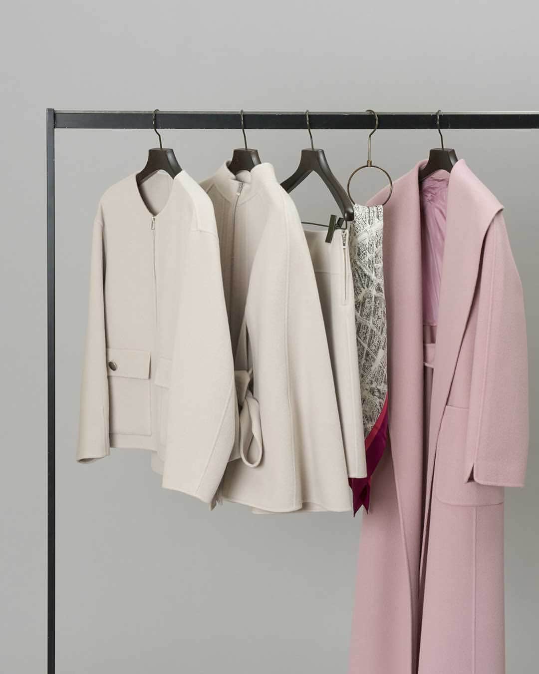 ANAYIのインスタグラム：「【Outer Collection】この秋冬活躍するアウター。Super120'sの繊細で上質なウールの糸で織りあげた、高品質なリバー素材を使用したシャルムビーバーシリーズは、デザイン豊富にご用意しております。  #ANAYI #アナイ」