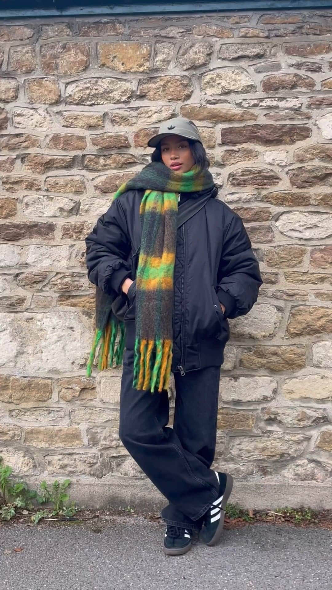 ASOSのインスタグラム：「Warmth or style? Have both 😋 Autumn fit check with @‌hannaroslan [she/her] serving the ultimate inspo for colder climes 🧣🍂  🔎 'Cold weather' on ASOS.com」