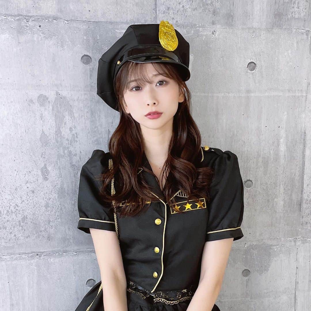 塩野響子のインスタグラム：「⠀逮捕しちゃうぞっ？🔫💕 ⠀ ハロウィンでポリスのコスプレしました！ ポリスのコスプレについてる帽子って大体デカすぎて かぶれないんだけど、ちょっと傾けて？斜めに？ 被れば意外といけることが判明した❕ ⠀ スカートめっちゃ短いからニーハイソックスと合わせたよ🙆‍♀️ ⠀ ⠀」