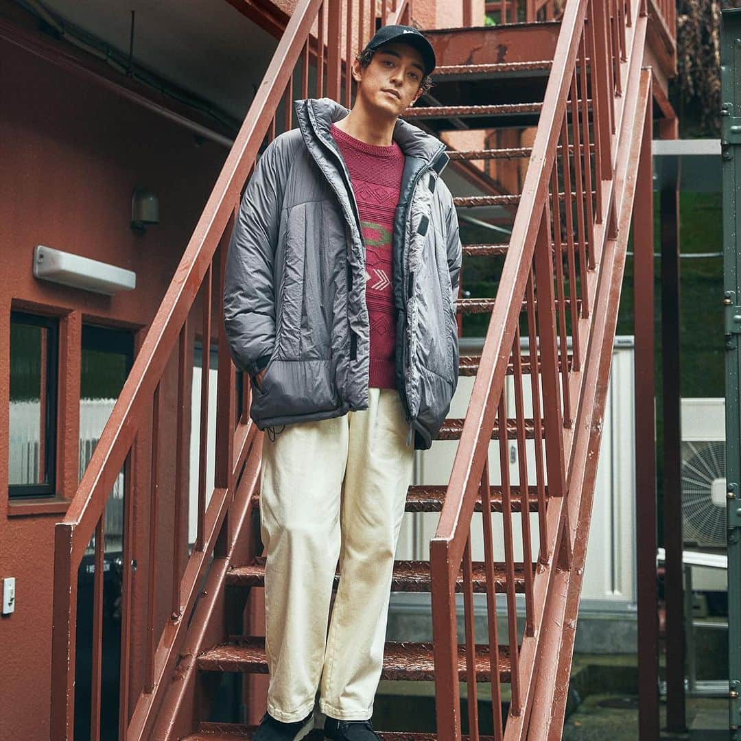 BAYFLOWさんのインスタグラム写真 - (BAYFLOWInstagram)「OUTER COLLECTION for Men  🛍️ #レトロキャンプダウン_bf レトロな70年代デザインのダウンジャケットをモチーフにしたダウンジャケット。 フードは取り外し可能でスタンドカラーでも着用いただけます。 シルエットはオーバーサイズに仕上げ、羽織るだけでトレンドスタイルが完成します。  🛍️ #ミリタリーパデッドパーカ_bf タスランナイロンを使用した薄手の表地に中綿を挟んだ生地。 柔らかくふっくらとしたバルキーで独特なシボ感のある素材は軽量で快適な着心地も特徴。  #BAYFLOW #ベイフロー #ダウンジャケット #ダウンブルゾン #パデッドコート #軽量アウター #ミリタリーアウター」11月27日 20時00分 - bayflow_inc