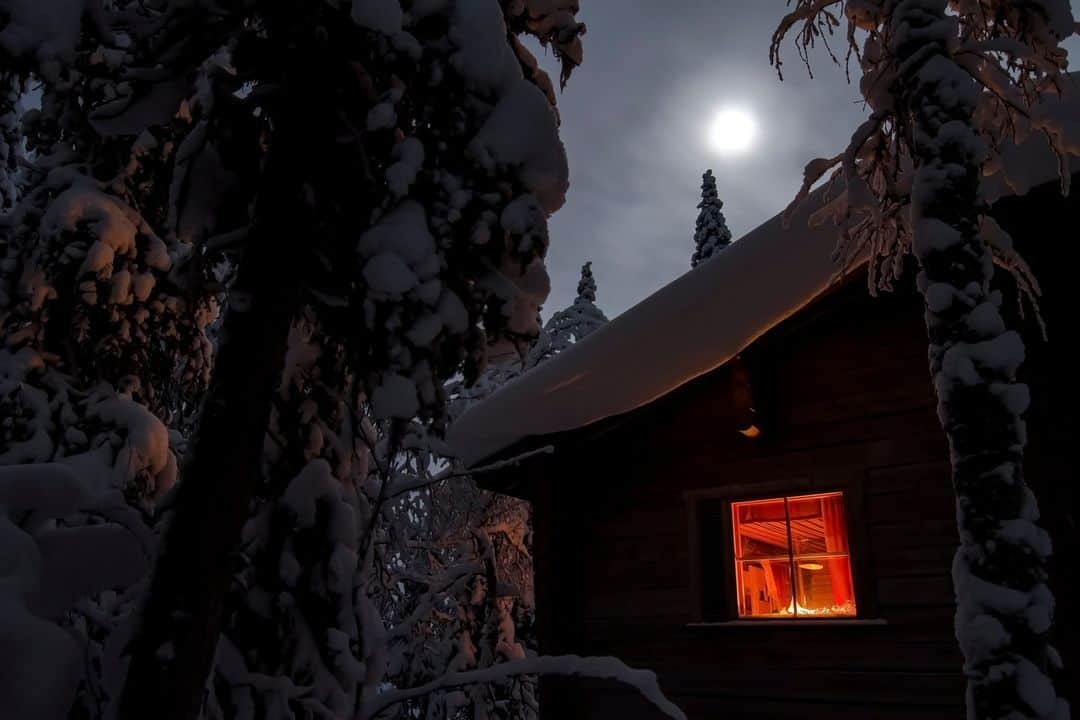 フィンランド政府観光局さんのインスタグラム写真 - (フィンランド政府観光局Instagram)「フィンランド最北部ではフィンランド語でkaamos（カーモス）と呼ばれる極夜の季節が始まっています。  フィンランド最北の自治体Nuorgam（ヌオルガム）では11月25日土曜日の12:05pmに日が沈み、次に日が昇るのは1月18日となります。極夜は北極圏で起こる現象で、北極圏の中でも場所によって長さが異なりますが、フィンランド全土で冬至に向かってだいぶ日が短くなっています。  この時期は、真っ暗闇というわけではありません。白い雪、輝く月と星、そして時には色とりどりのオーロラが、驚くほど幻想的な風景を作り出します。 📸 Lapland Material Bank | Markus Kiili Lapland Material Bank | Arto Komulainen / Lapland Pictures Lapland Material Bank | Arto Komulainen / Lapland Pictures Lapland Material Bank | AV Lapland  #visitfinland #ourfinland #visitfinlandjp #finland #北欧旅行 #travelgram #フィンランド #フィンランド政府観光局 #北欧 #travel #instatravel #travel #travelgram #travelling #traveler #旅したくなるフォト #旅行 #旅 #海外旅行 #travelphotography #旅行大好き #旅行好き #旅スタグラム #旅好き #ヨーロッパ旅行 #旅に出たい #トラベル #北極圏 #極夜 #冬」11月27日 20時00分 - visitfinlandjapan