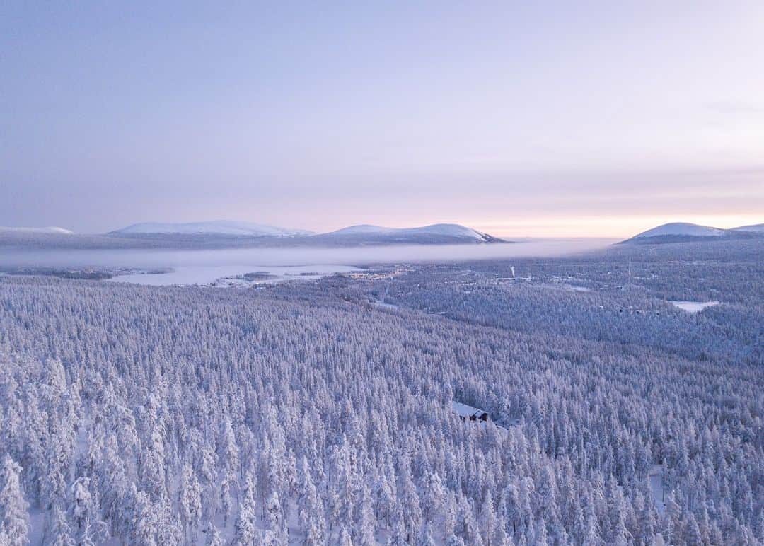 フィンランド政府観光局のインスタグラム：「フィンランド最北部ではフィンランド語でkaamos（カーモス）と呼ばれる極夜の季節が始まっています。  フィンランド最北の自治体Nuorgam（ヌオルガム）では11月25日土曜日の12:05pmに日が沈み、次に日が昇るのは1月18日となります。極夜は北極圏で起こる現象で、北極圏の中でも場所によって長さが異なりますが、フィンランド全土で冬至に向かってだいぶ日が短くなっています。  この時期は、真っ暗闇というわけではありません。白い雪、輝く月と星、そして時には色とりどりのオーロラが、驚くほど幻想的な風景を作り出します。 📸 Lapland Material Bank | Markus Kiili Lapland Material Bank | Arto Komulainen / Lapland Pictures Lapland Material Bank | Arto Komulainen / Lapland Pictures Lapland Material Bank | AV Lapland  #visitfinland #ourfinland #visitfinlandjp #finland #北欧旅行 #travelgram #フィンランド #フィンランド政府観光局 #北欧 #travel #instatravel #travel #travelgram #travelling #traveler #旅したくなるフォト #旅行 #旅 #海外旅行 #travelphotography #旅行大好き #旅行好き #旅スタグラム #旅好き #ヨーロッパ旅行 #旅に出たい #トラベル #北極圏 #極夜 #冬」