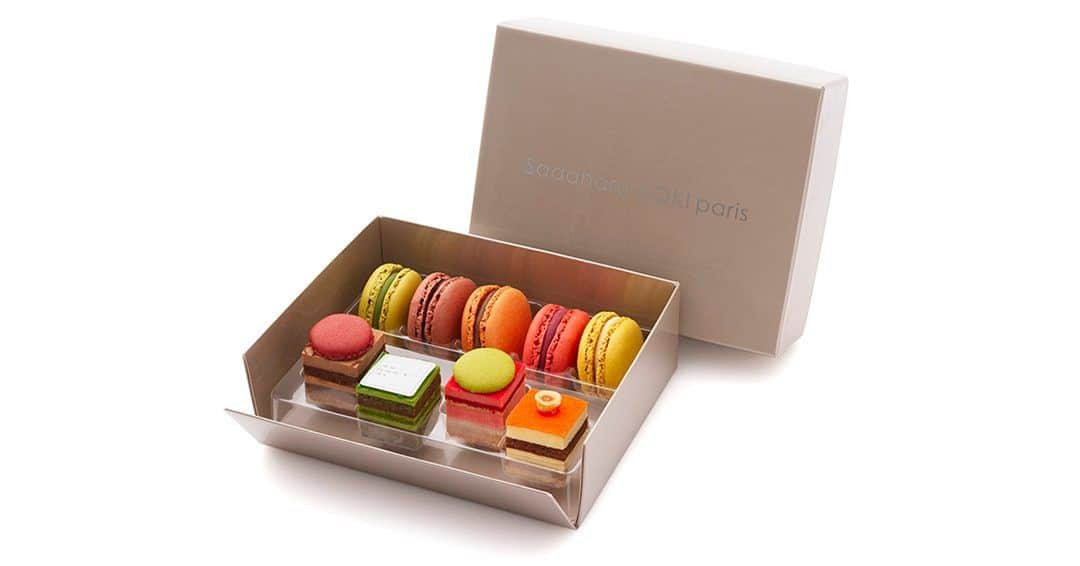 pâtisserie Sadaharu AOKI parisさんのインスタグラム写真 - (pâtisserie Sadaharu AOKI parisInstagram)「アオキのケーキを全国にお届け🎁  サダハルアオキ公式オンラインショップでは、クリスマスシーズンにぴったりの配送ケーキをご用意しております。  『ノエル サヤ』 ホワイトチョコレートで仕立てたイチゴのクリームと香り高いピスタチオのクリーム、ヘーゼルナッツのサブレを重ねた、まろやかでやさしい味わいの「サヤ」。クリスマスらしく、モミの木型のショコラをデコレーションしました。  『デギュスタシオン イヴェール』 「デギュスタシオン」はフランス語で “テイスティング” の意味。定番人気のケーキ3種に季節限定ケーキ5種をプラスし、プティフールサイズのセットにしました。  『デギュスタシオン＆マカロン5P』 プティフールサイズのケーキ4種と、スペシャリテのマカロン5種を詰め合わせたセット。どちらも楽しみたいシーンにおすすめのセットです。  ＿＿＿＿＿＿＿＿＿＿＿＿＿＿＿＿＿＿  【販売店舗】 サダハルアオキ 公式オンラインショップ  【販売期間】 販売中～12月25日（月）まで（予定）  ＿＿＿＿＿＿＿＿＿＿＿＿＿＿＿＿＿＿」11月27日 20時00分 - sadaharuaoki_official