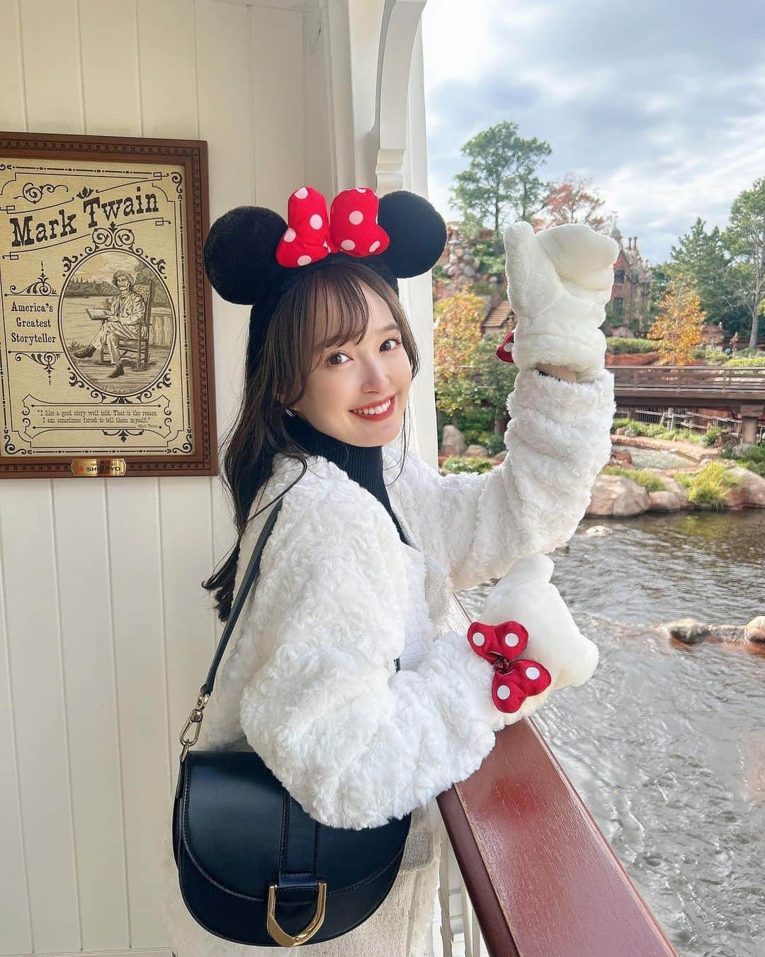 あかねぴのインスタグラム：「. ⁡ Disney code 🏰🎀🤍 ⁡ 冬ディズニーは白が着たいって思って もこもこコートに黒小物で合わせたよ🎶 ⁡ 気温ががくっと下がった土曜日だったけど 貼るカイロを4枚貼ったら耐えられた🥹♡笑 ⁡ クリスマス時期のディズニー大好きだから 今年も行けてよかった〜🎄♥️ ⁡ ⁡ tops @grl_official  skirt @amerge.official  outer @loueme_official  shoes&bag @charleskeith_jp  ⁡ ⁡ #CharlesKeithFW23#ImwithCharlesKeith#PR#チャーキーフレンズ#チャールズアンドキース#ディズニーランド#ディズニーコーデ#ミニーコーデ#ファーコート#冬ディズニー」