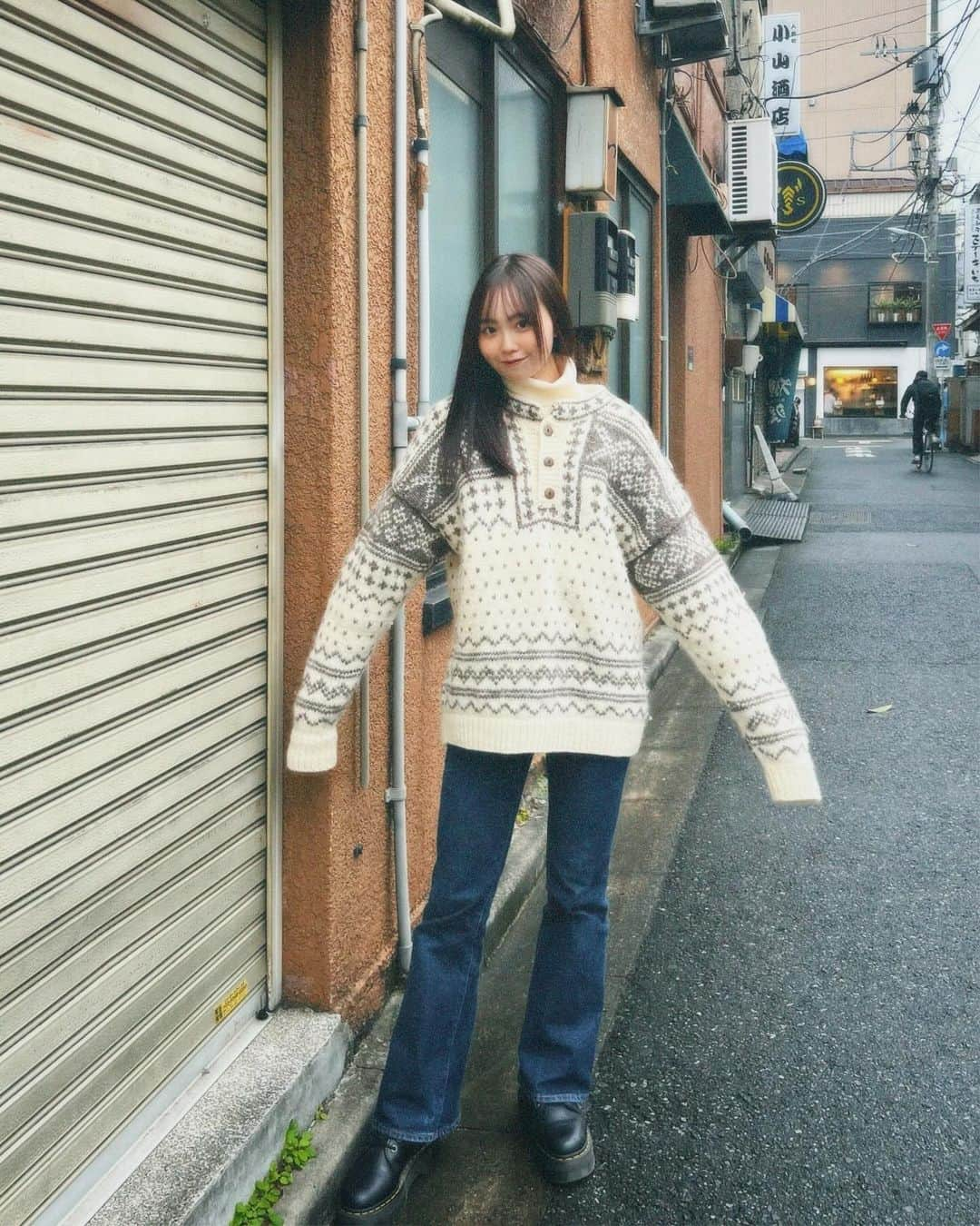 渡邊美華さんのインスタグラム写真 - (渡邊美華Instagram)「古着屋さんでゲットしたこのニット可愛くてお気に入りなの🧸‪🤎 . . . . . . . #古着屋 #古着屋さん #古着屋巡り #古着屋コーデ #古着女子 #古着コーデ #古着mixコーデ #大学生の日常 #丸顔メイク #丸顔コーデ #丸顔女子 #童顔女子 #冬コーデ」11月27日 20時01分 - mika_watanabe1215