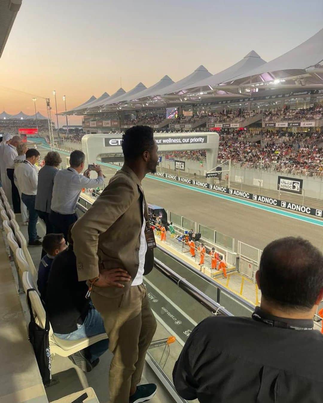 ミケル・ジョン・オビさんのインスタグラム写真 - (ミケル・ジョン・オビInstagram)「I had such a great time at the F1 Grand Prix in Abu Dhabi hosted by Abu Dhabi National Oil Company. Thanks for having me guys 🙏」11月27日 20時01分 - mikel_john_obi