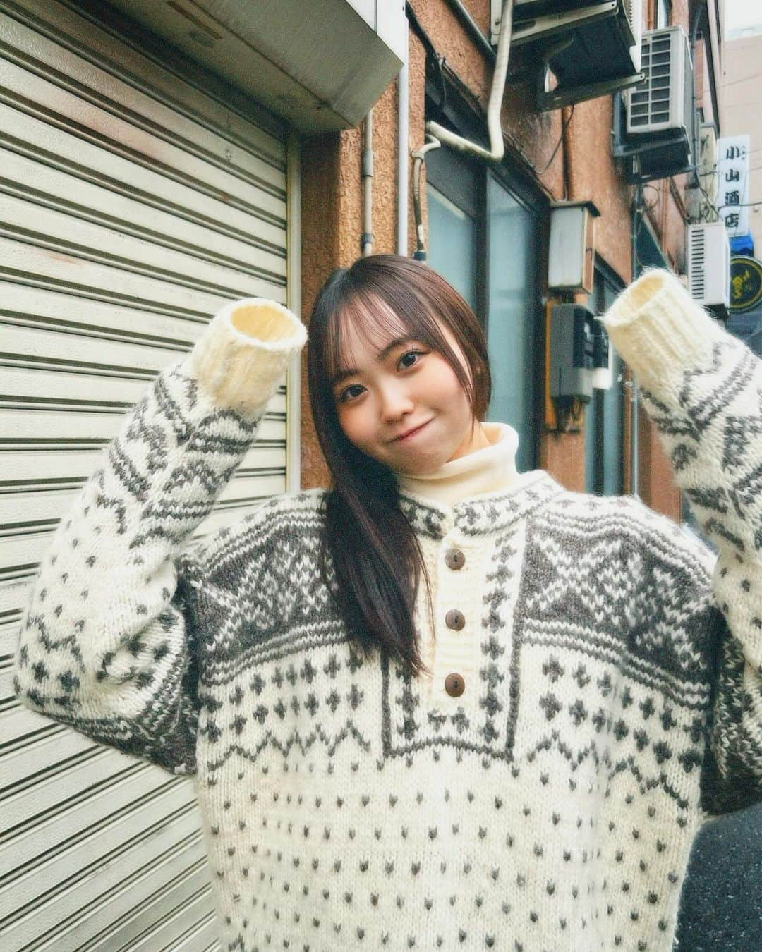 渡邊美華のインスタグラム：「古着屋さんでゲットしたこのニット可愛くてお気に入りなの🧸‪🤎 . . . . . . . #古着屋 #古着屋さん #古着屋巡り #古着屋コーデ #古着女子 #古着コーデ #古着mixコーデ #大学生の日常 #丸顔メイク #丸顔コーデ #丸顔女子 #童顔女子 #冬コーデ」