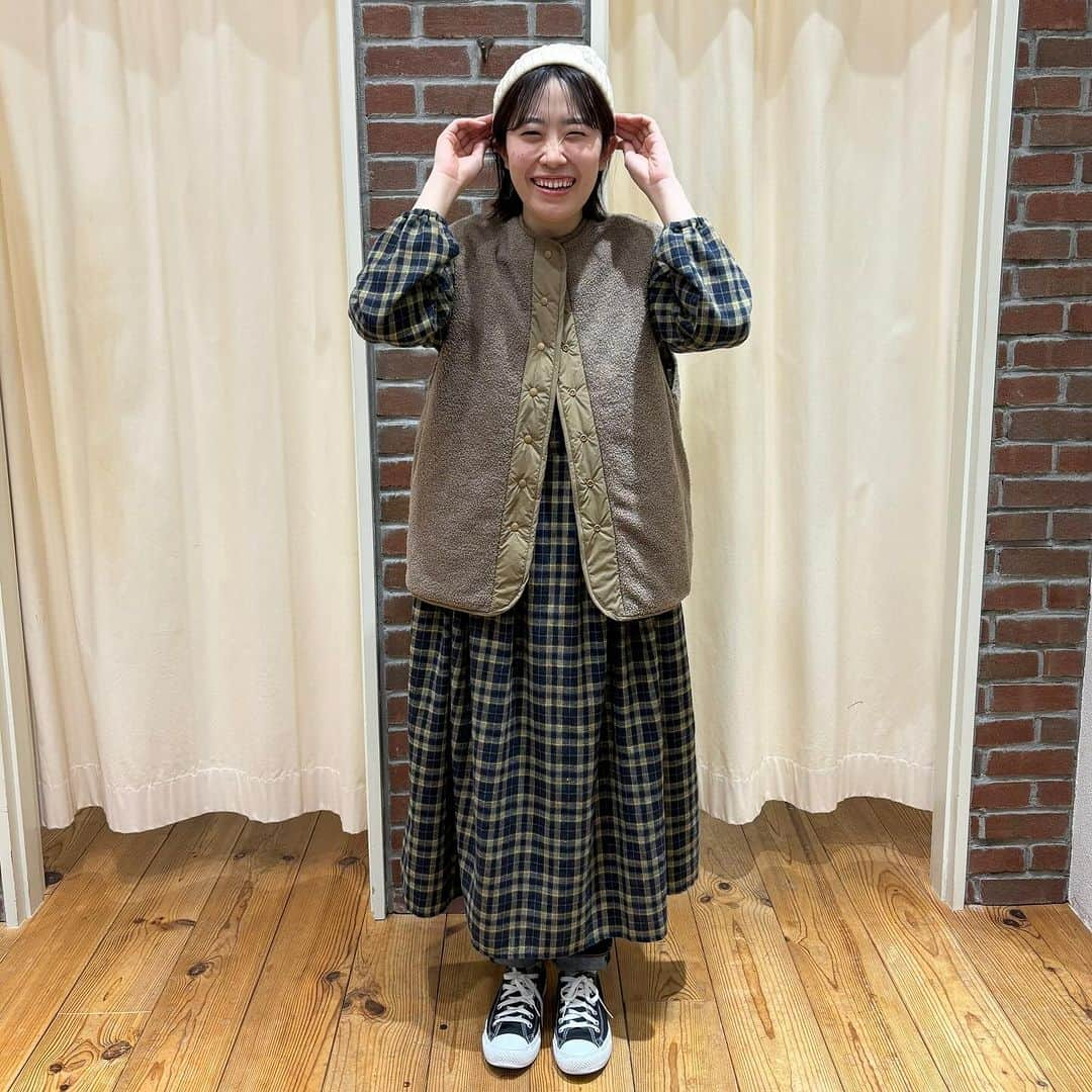 HEART MARKET (ハートマーケット)さんのインスタグラム写真 - (HEART MARKET (ハートマーケット)Instagram)「NEW  ARRIVAL ♡  リバーシブルあったかるいベスト (#fr2311544-c1)  price :￥8,690  30%OFF   ↓  ¥6,083 (税込)  size : FREE color : BEIGE･KHAKI･BLK  全3色  ボアとキルティングの2パターンで着れる点や色も着回ししやすい色なので、1枚持っていると大活躍間違いなしです☺️🧡 また、両方にポケットがついてる点もオススメポイントです♡♡  color : KHAKI ◉コーデアイテム モチモチスリットクループルオーバー (#sa2311217-a1)  イージーリラックスワイドパンツ (#hp2309005-a1)  合皮シンプルポケットショルダー (#sb23110001)  color : BEIGE ◉コーデアイテム チェック起毛ロングワンピース (#gl2311104-c1)  やわらかプレミアムスキニー2309 (#hp2309000-a1)  e.e.p.リブ編み2wayニット帽 (#sb23090004)  color : BEIGE ◉コーデアイテム 裏起毛Helloリブチュニック (#fr2311389-b1)  ストレッチボーイズデニムパンツ (#hp2305001-b1)  color : BLK ◉コーデアイテム ソフトタッチ裏毛刺繍ロゴチュニック (#sa2310216-c1)  カットコーディロイバックスリットスカート (#sa2310214-b1)  【モデル身長：164cm】 @misati_hm  #ハートマーケット #heartmarket #heartmarket_tops #heartmarket_bottom #heartmarket_大人カジュアル #heartmarket_ナチュラル #ハトマコーデ #大人カジュアル #カジュアルコーデ #ナチュラルコーデ #冬コーデ #今日のコーデ #outfit #ootd #fashion #着回しコーデ #高身長コーデ #ベストコーデ」11月27日 20時02分 - heartmarket