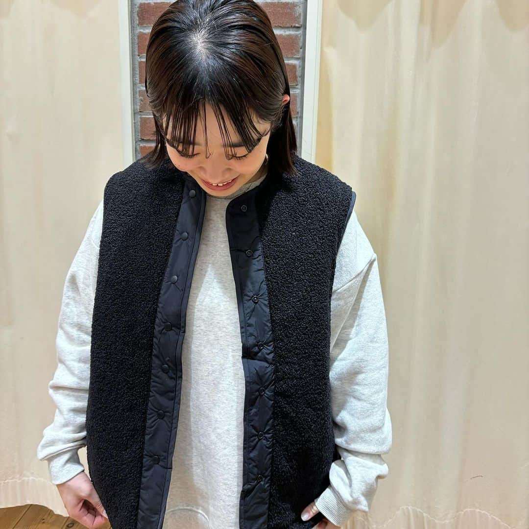 HEART MARKET (ハートマーケット)さんのインスタグラム写真 - (HEART MARKET (ハートマーケット)Instagram)「NEW  ARRIVAL ♡  リバーシブルあったかるいベスト (#fr2311544-c1)  price :￥8,690  30%OFF   ↓  ¥6,083 (税込)  size : FREE color : BEIGE･KHAKI･BLK  全3色  ボアとキルティングの2パターンで着れる点や色も着回ししやすい色なので、1枚持っていると大活躍間違いなしです☺️🧡 また、両方にポケットがついてる点もオススメポイントです♡♡  color : KHAKI ◉コーデアイテム モチモチスリットクループルオーバー (#sa2311217-a1)  イージーリラックスワイドパンツ (#hp2309005-a1)  合皮シンプルポケットショルダー (#sb23110001)  color : BEIGE ◉コーデアイテム チェック起毛ロングワンピース (#gl2311104-c1)  やわらかプレミアムスキニー2309 (#hp2309000-a1)  e.e.p.リブ編み2wayニット帽 (#sb23090004)  color : BEIGE ◉コーデアイテム 裏起毛Helloリブチュニック (#fr2311389-b1)  ストレッチボーイズデニムパンツ (#hp2305001-b1)  color : BLK ◉コーデアイテム ソフトタッチ裏毛刺繍ロゴチュニック (#sa2310216-c1)  カットコーディロイバックスリットスカート (#sa2310214-b1)  【モデル身長：164cm】 @misati_hm  #ハートマーケット #heartmarket #heartmarket_tops #heartmarket_bottom #heartmarket_大人カジュアル #heartmarket_ナチュラル #ハトマコーデ #大人カジュアル #カジュアルコーデ #ナチュラルコーデ #冬コーデ #今日のコーデ #outfit #ootd #fashion #着回しコーデ #高身長コーデ #ベストコーデ」11月27日 20時02分 - heartmarket