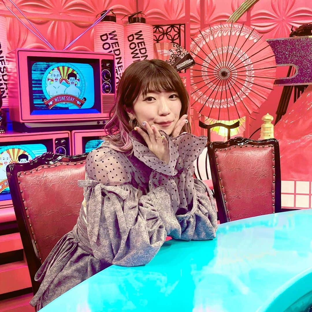 ぱいぱいでか美のインスタグラム：「てれびっこ📺 . 先週の #水曜日のダウンタウン 反響が大きくて 私も大好きな番組なので やっぱみんな観てるよね〜わかる〜私も毎週楽しみ〜 といろんなDM見てニヤニヤしてました 改めて観てくださった方ありがとう&出演できて嬉しかったです！ 明後日までTVerでみれますよん  めちゃくちゃテレビっ子なので 番組に出演させて頂いた時 現場の様子が大丈夫そうだったら なるべくセットの中で写真撮らせてもらってます！ミーハー😂 水ダウの時も生でセット見れてめっちゃ嬉しかった……！ . #水曜日のダウンタウン #TBS #でか美ちゃん」