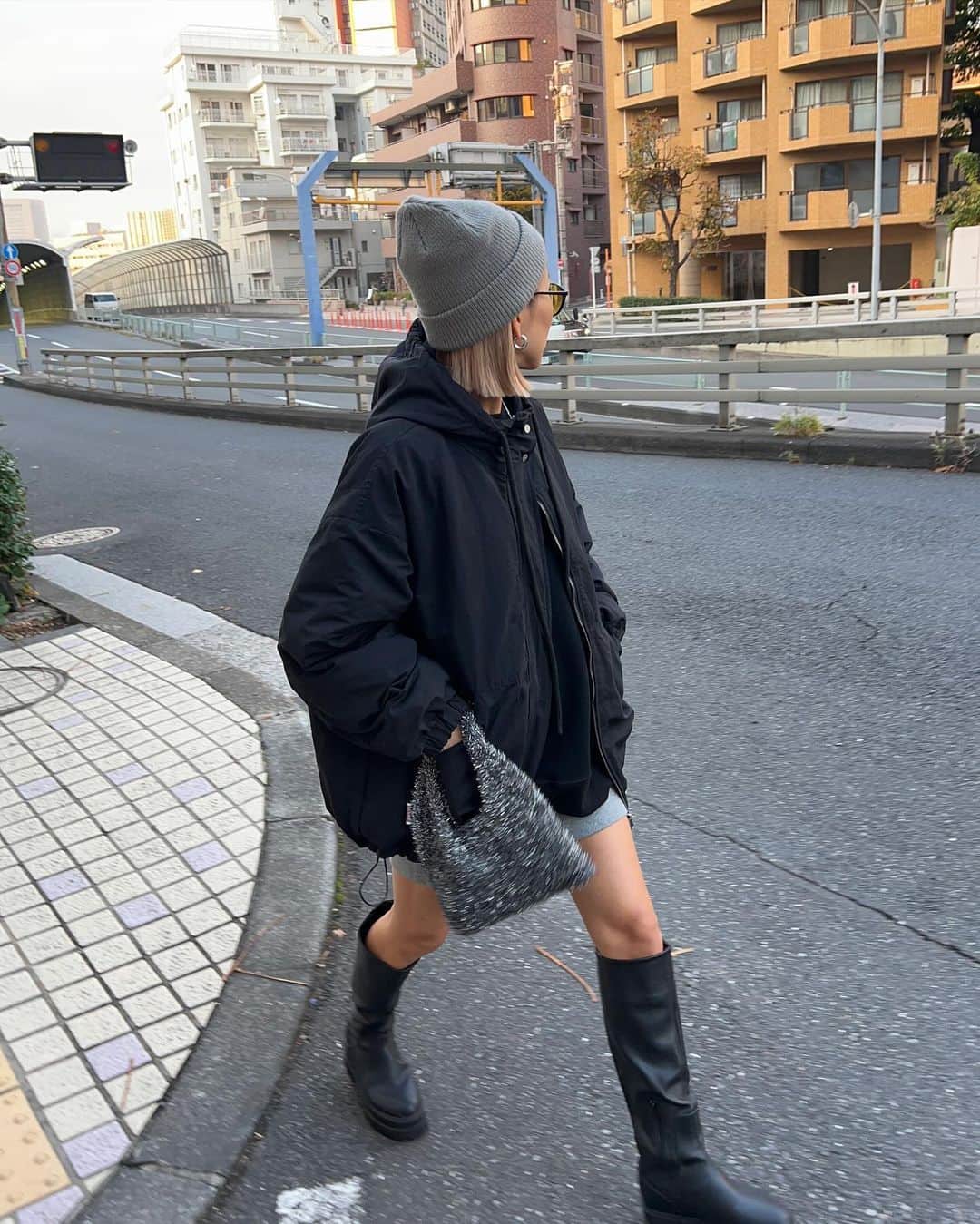 のインスタグラム：「.  一瞬薄手にも見えるけど 裏地は中綿キルティングで暖かいブルゾン🫶 シルエット可愛い〜😍！  明日の新作だよー🩷🩷 @__segur.__   #冬コーデ#冬アウター#カジュアルコーデ#大人カジュアルコーデ#オトナカジュアルコーデ#ゆるコーデ#158cmコーデ#骨格ナチュラルコーデ#きょこ#30代ファッション#30代コーデ」
