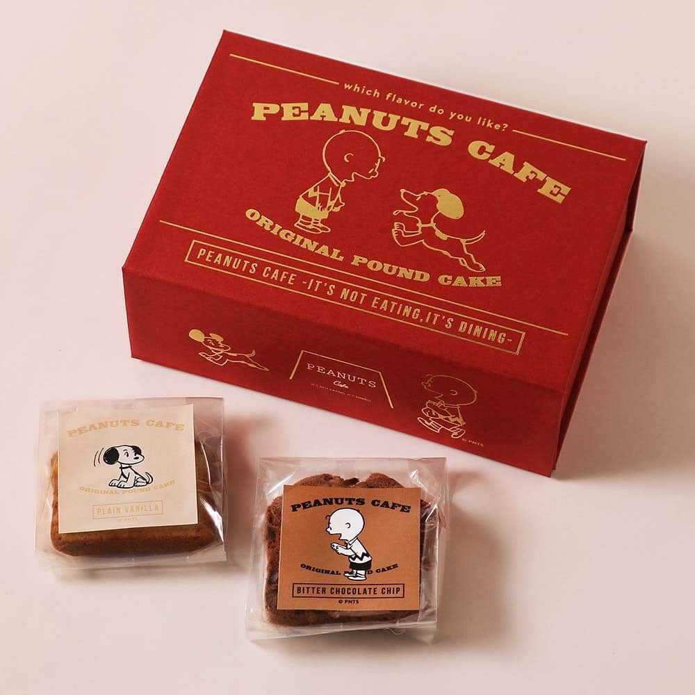 ピーナッツ カフェのインスタグラム：「coming soon... | GOODS   \ HAPPY HOLIDAYS！ / クリスマス仕様のパッケージが可愛いPEANUTS Cafe オリジナルパウンドケーキが12/1(金)より登場！  素材にこだわった2種類のフレーバーがセットになったパウンドケーキを毎月数量限定で販売。 クリスマス限定パッケージが手に入るのは今月がラストチャンス！  50年代のアートを上質な箔押しで施したパッケージは、食べた後に小物入れに使っても可愛い仕上がりに。  □PEANUTS Cafe オリジナルパウンドケーキ (バニラ / ビター・チョコチップ) 各3個入り　￥2,484(tax in)  バニラとビター・チョコチップのパウンドケーキは、しっとりしていて甘すぎず優しい風味がコーヒーや紅茶との相性もよく、ティータイムにおすすめ。  食べやすく配りやすい個包装なので、自分用にはもちろん、ちょっとしたお土産にも喜ばれること間違いなし◎  《バニラ》 それぞれの素材を引き立たたせる、ブルボン種バニラはマイルドな味わいとふんわりとした優しい風味が特徴。 ホイップクリームやピーナッツバターでアレンジも◎  《ビター・チョコチップ》 クーベルチュールを使ったチョコレート生地に、ビターなチョコチップでアクセント。すっきりとした甘さとショコラの風味をお楽しみください。 ⁡ ‐販売日 2023年12月1日(金) ※なくなり次第終了 ⁡ ‐販売店舗(完売状況) ※12/4更新 PEANUTS Cafe 中目黒 【完売】 PEANUTS Cafe 神戸 PEANUTS Cafe スヌーピーミュージアム(南町田)　【完売】 PEANUTS Cafe 名古屋　 PEANUTS Cafe サニーサイドキッチン(原宿) PEANUTS Cafe 大阪　 PEANUTS Cafe 博多 PEANUTS Cafe オンラインショップ 【完売】 ※毎月1日に数量限定で販売。 ※各店販売状況に関しては、こちらの投稿にて更新いたします。 ※博多店もクリスマス限定パッケージで展開いたします。  @peanutscafe_tokyo トップのリンクより、オンラインショップページでもお買い求めいただけます。」